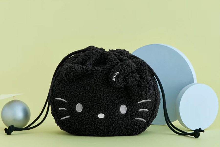 宝島社「HELLO KITTY × BRILMY」の巾着コスメポーチ BLACK ver.。もこもこのハローキティデザイン