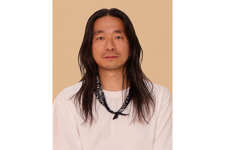 「コンビニエンスウェア」を共同開発するファッションデザイナーの落合宏理氏