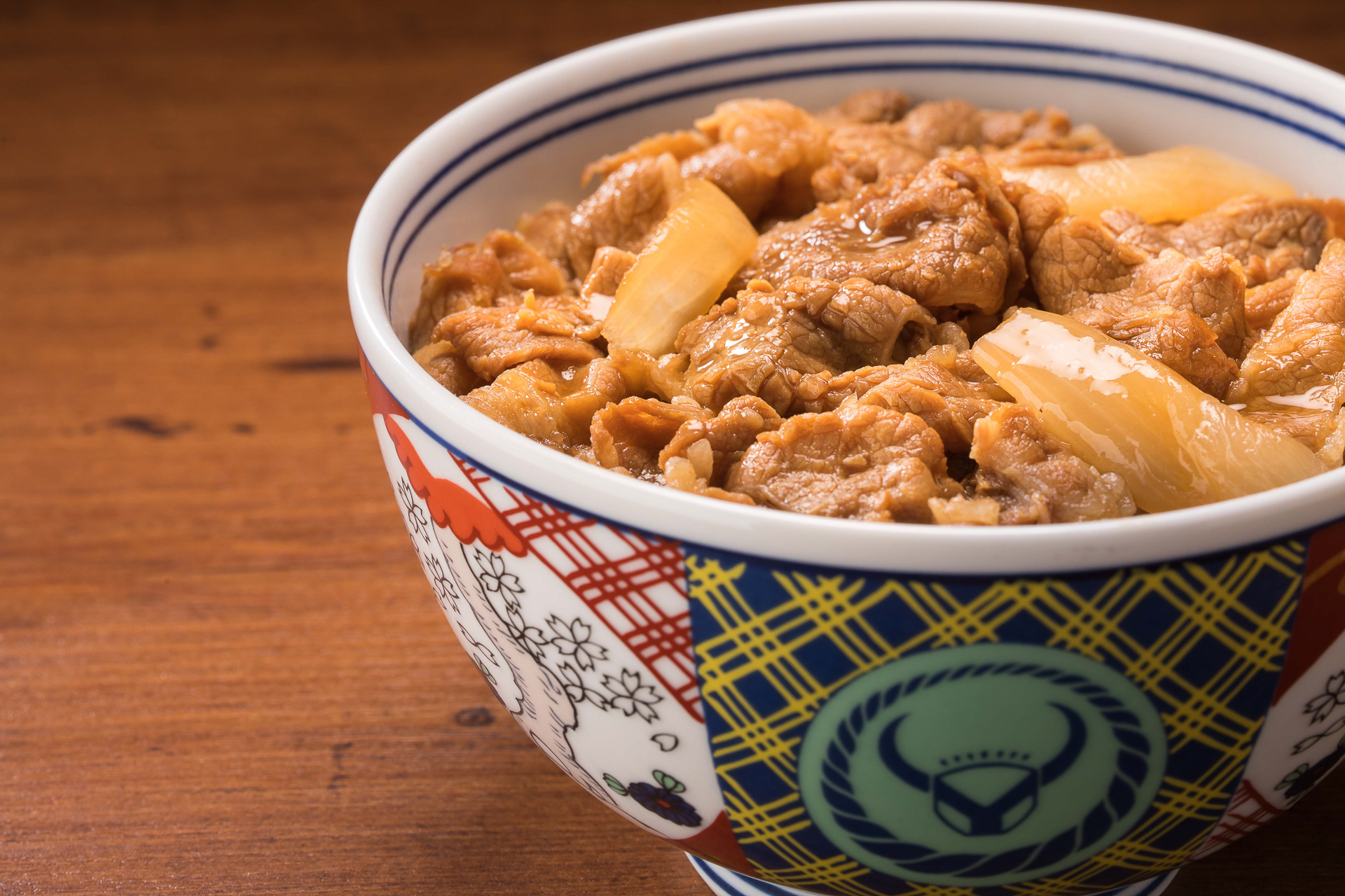 店舗で牛丼並盛を提供する丼と同じサイズ。冷凍牛丼の具とあわせて楽しめる
