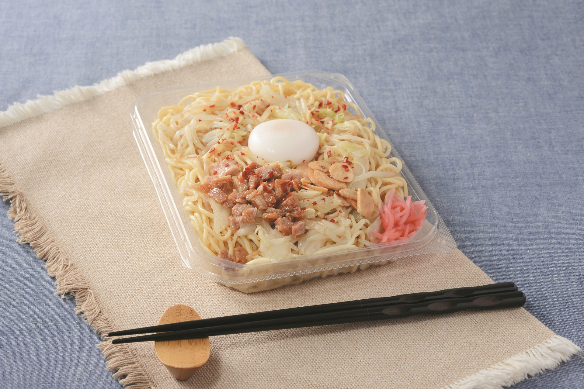 「月見にんにく塩焼そば」（599円）