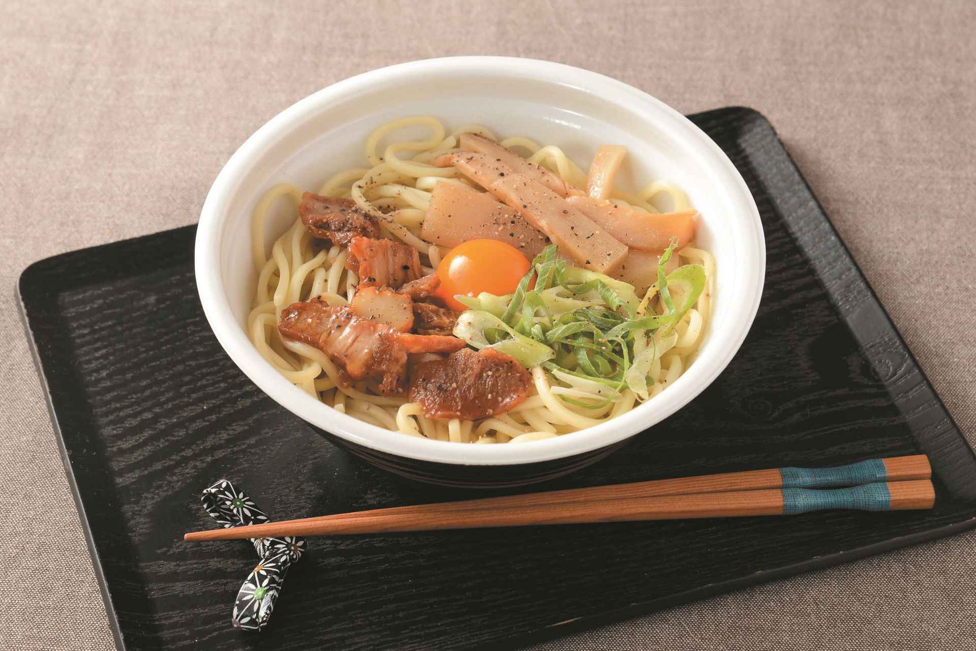 「旨辛醤油だれの月見油そば」（599円）