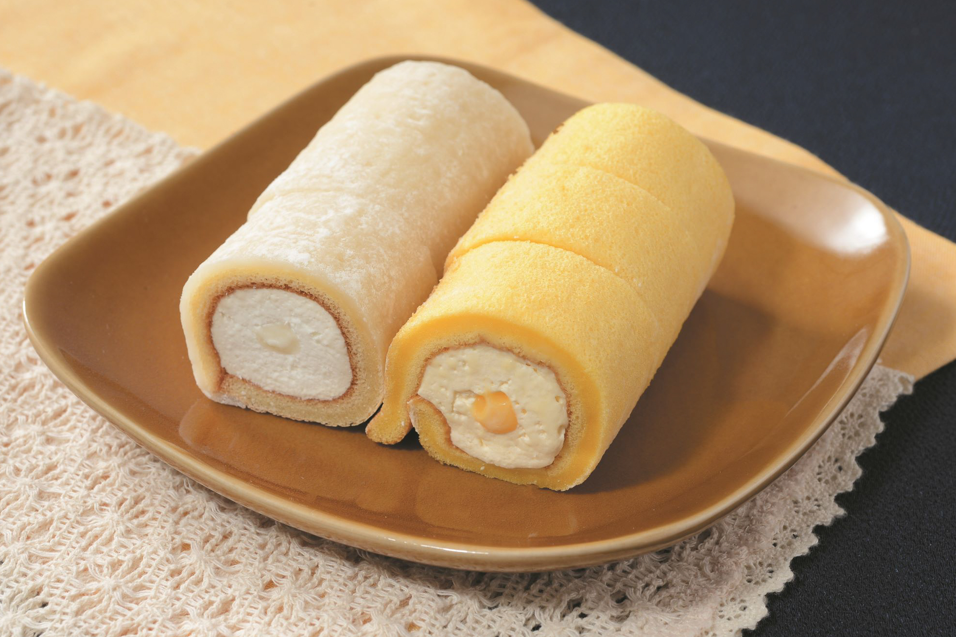 「月見ミニもち食感ロール（バニラ＆カスタード）」（540円）