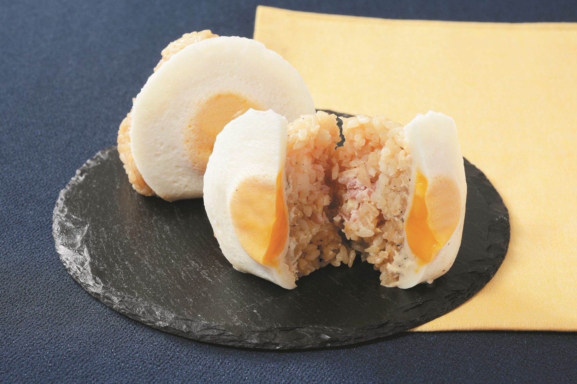 「とろ～り月見おにぎり」（297円）