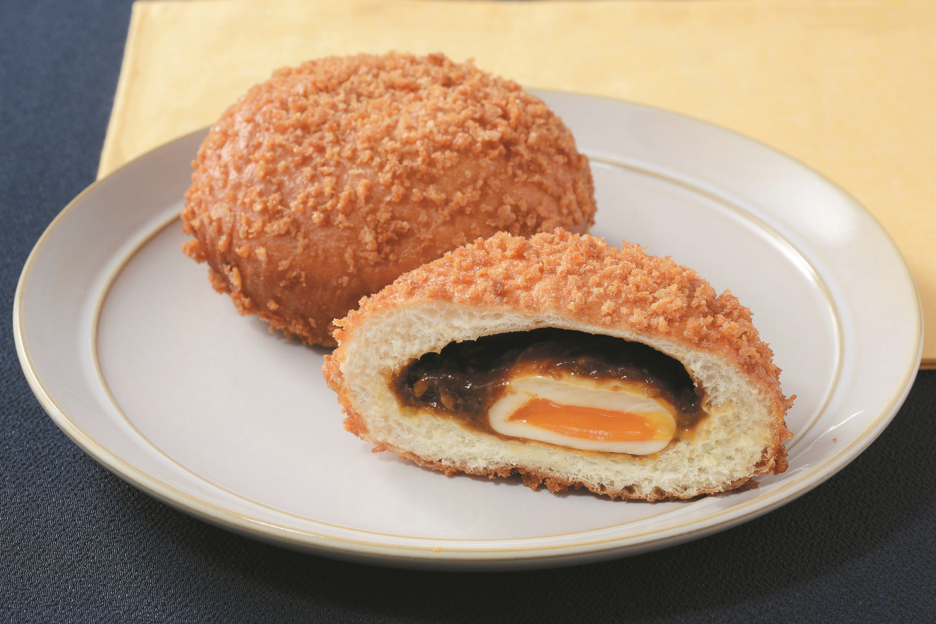 「とろ～り月見カレーパン」（235円）