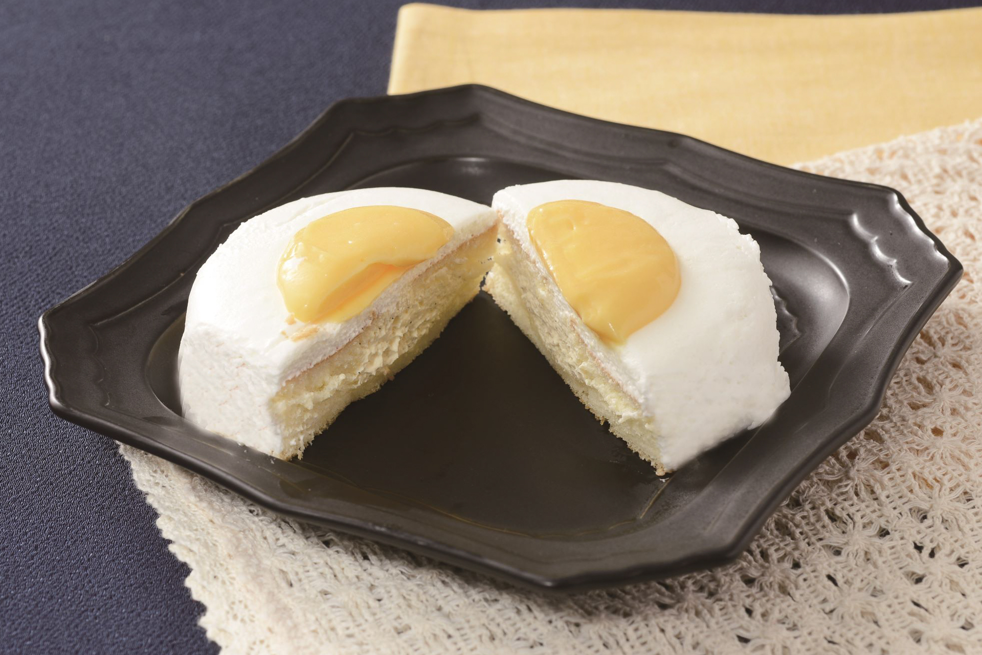 9月8日発売の「とろける月見パンケーキ」（292円）