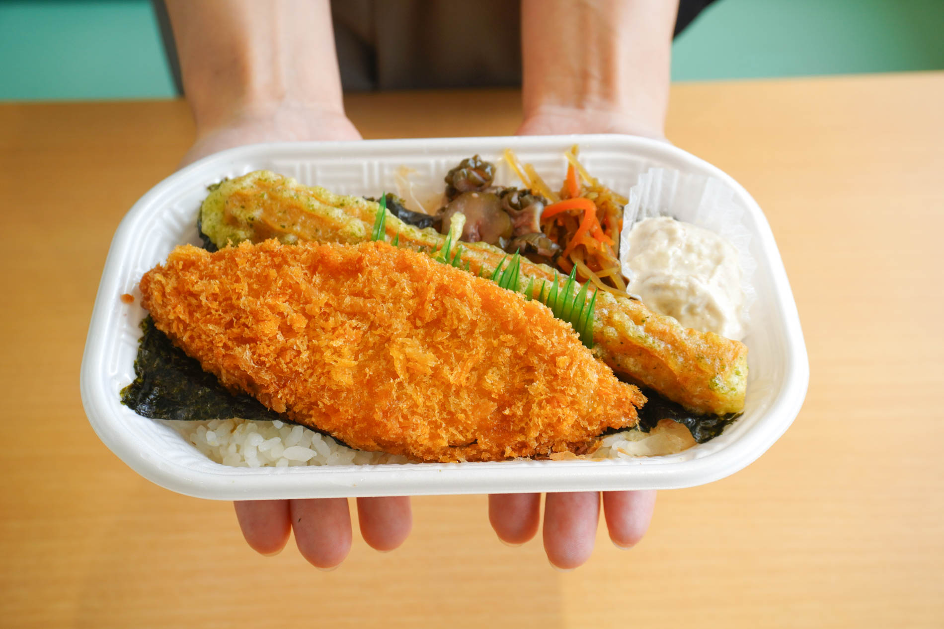 ツナマヨネーズ（写真右上）が追加された「のり弁当」