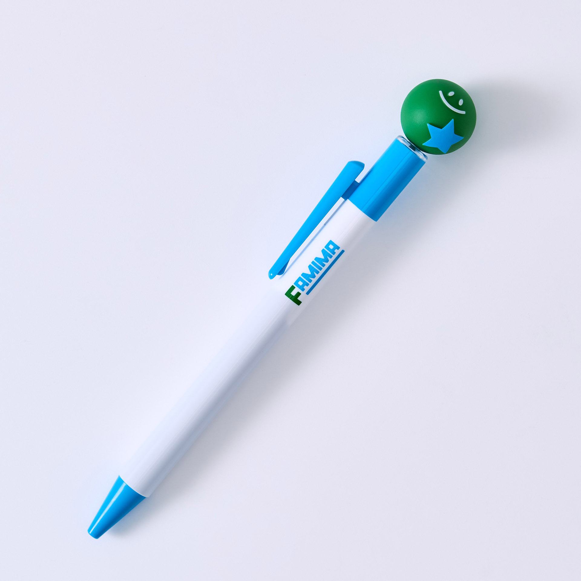 「マスコットボールペン FAMIMA BLUE」（880円）