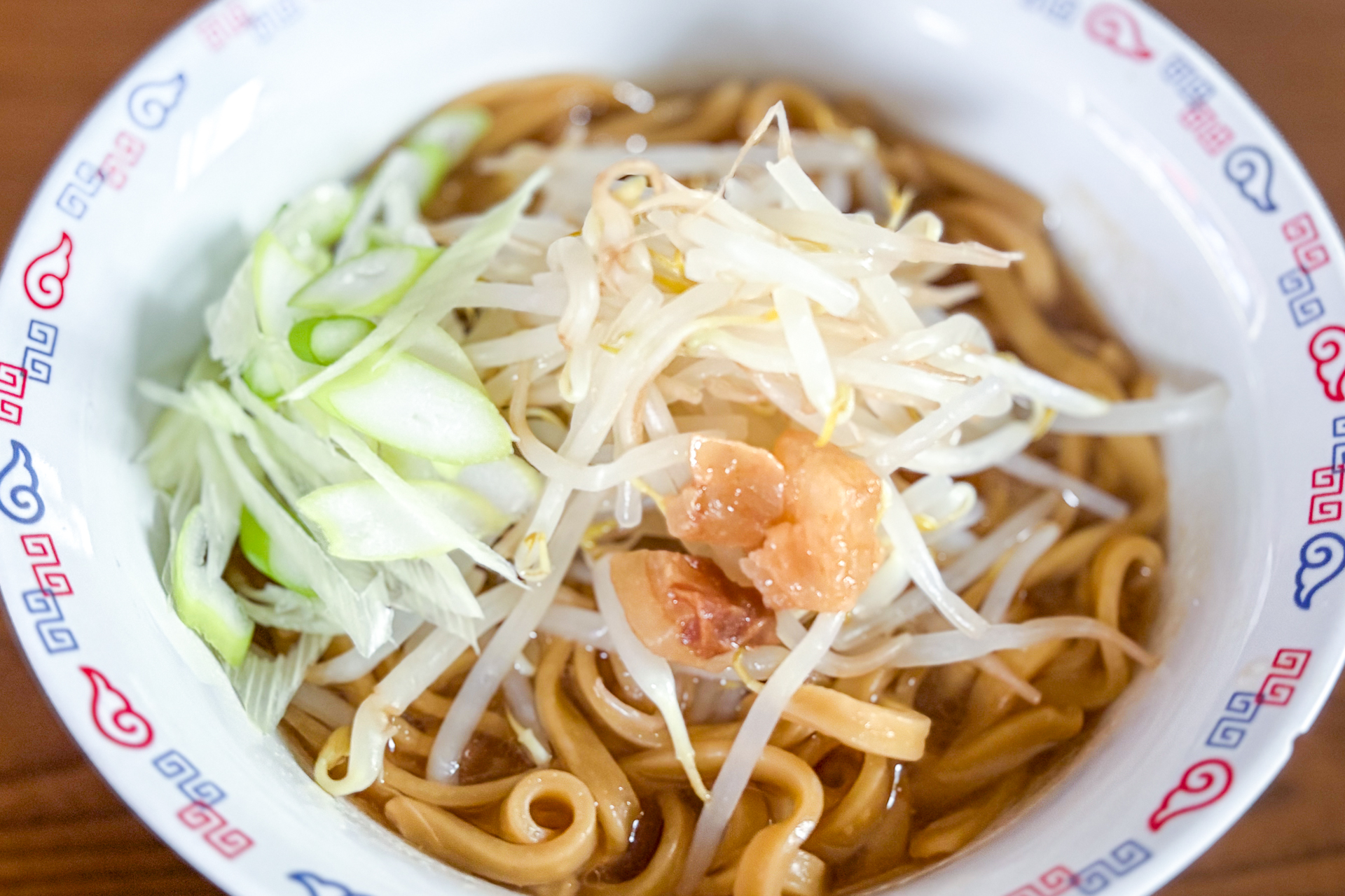 太麺にもやしとねぎを合わせた“マシマシ”アレンジ