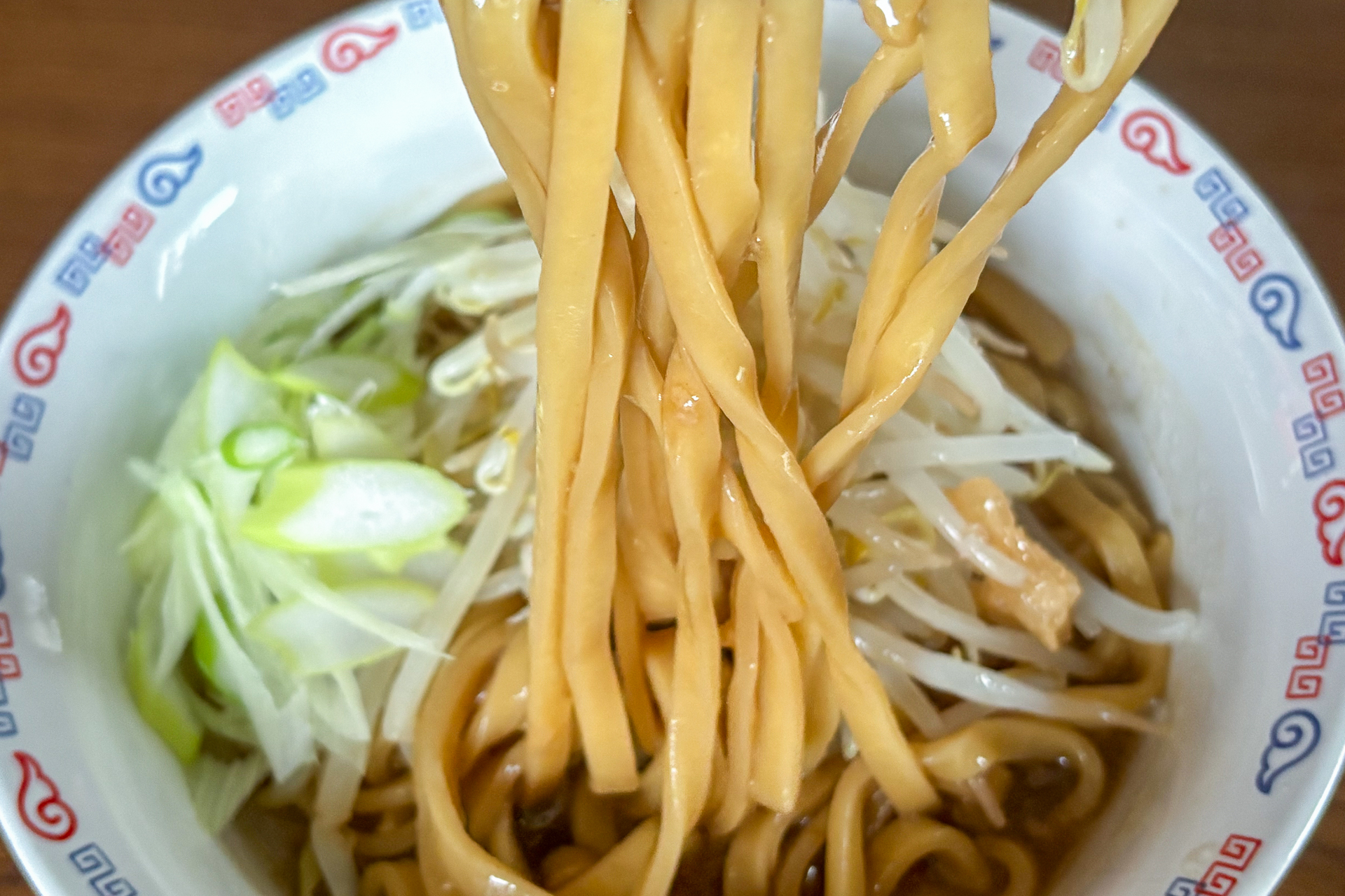 小麦の風味を感じるワシワシ食感の太麺