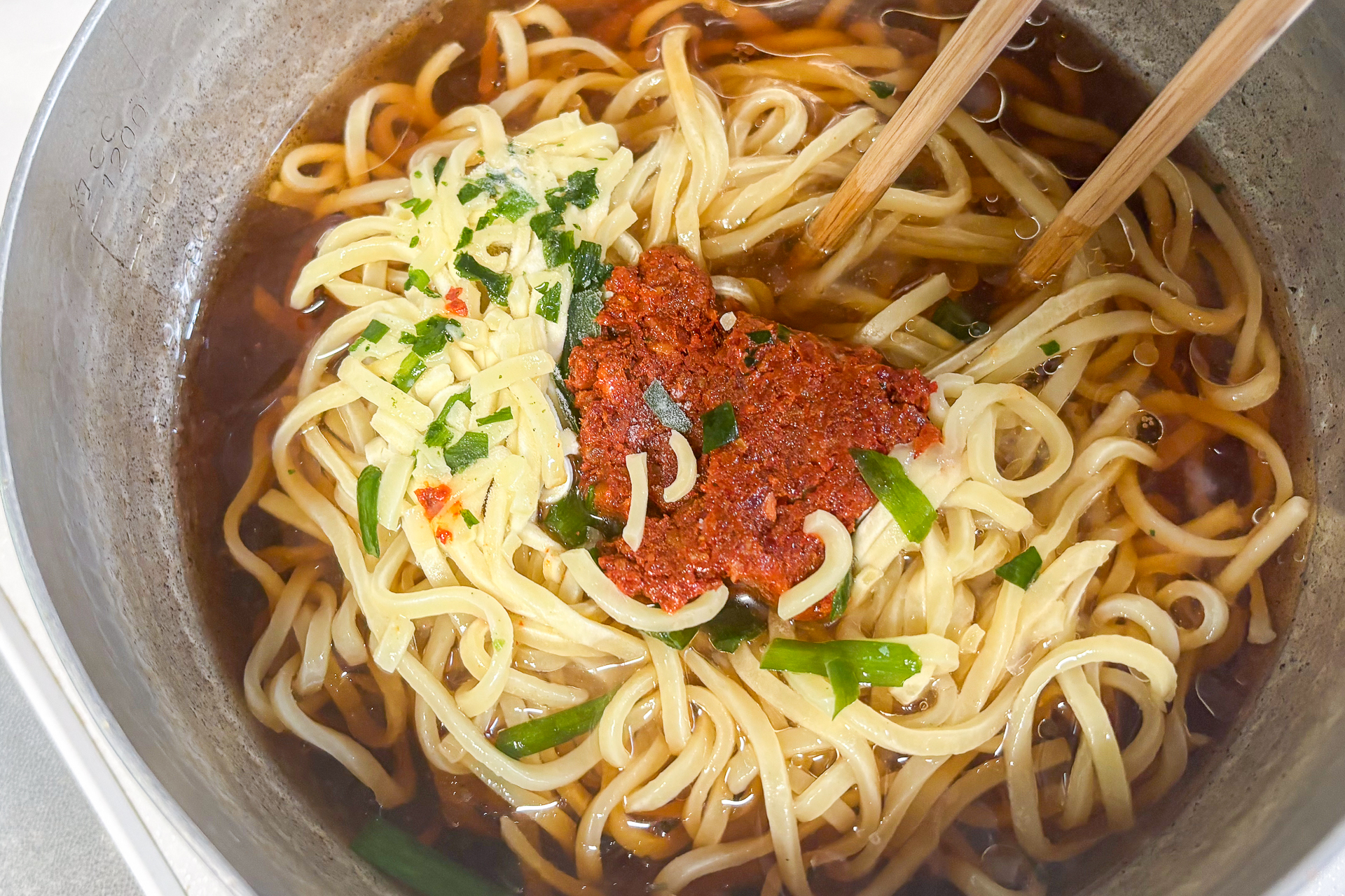 スープが溶け出し、麺もほぐれてくる