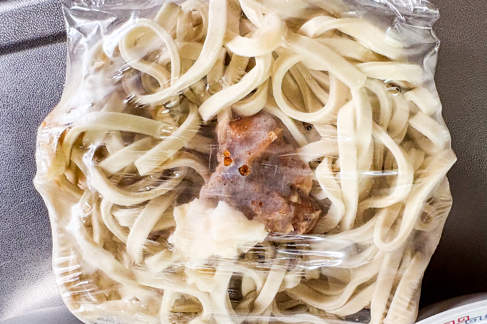 本体を覆う薄いビニールを取り除く