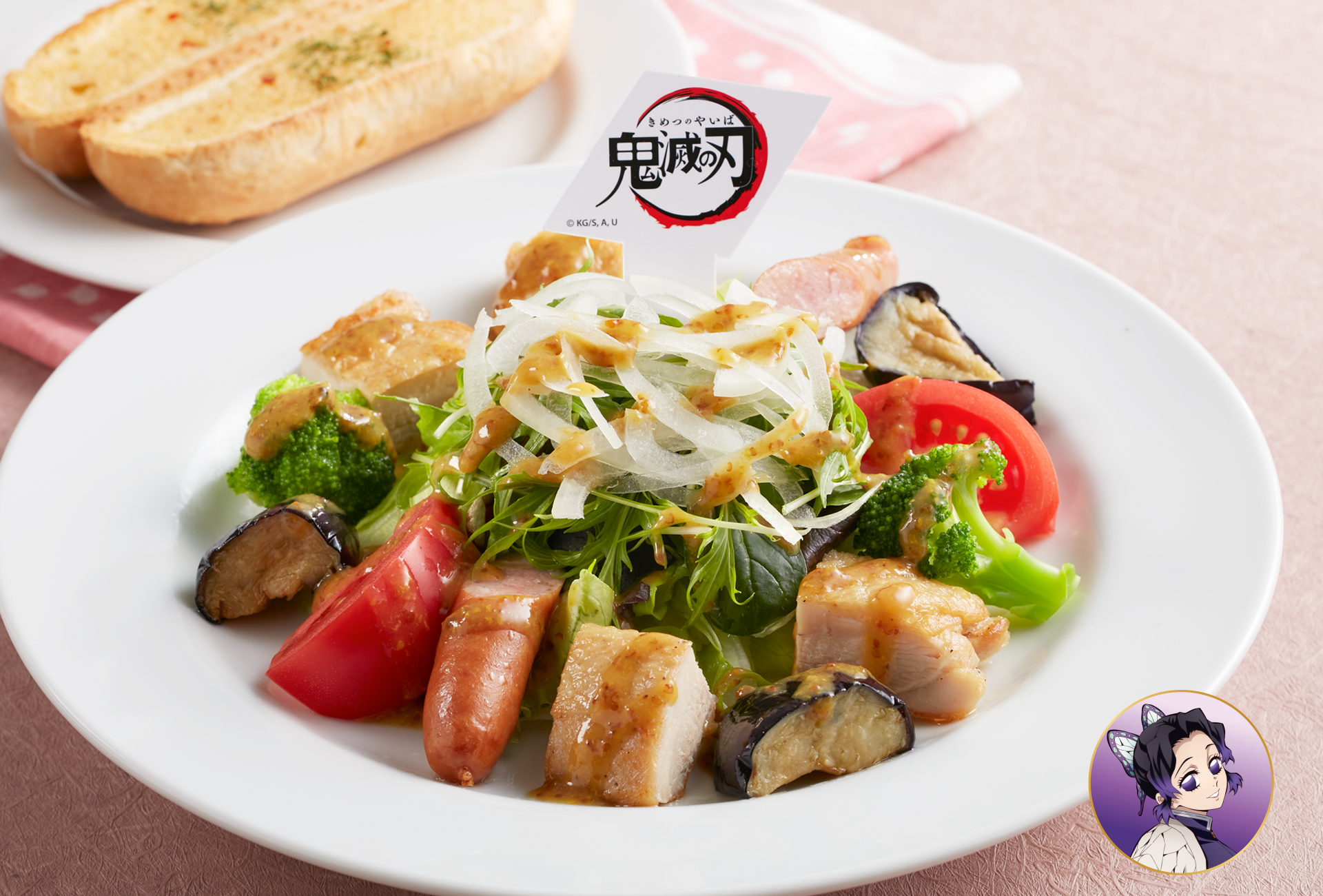 「胡蝶（こちょう）しのぶの蝶ノ舞グリルチキンサラダ～ガーリックトースト添え～」（988円）