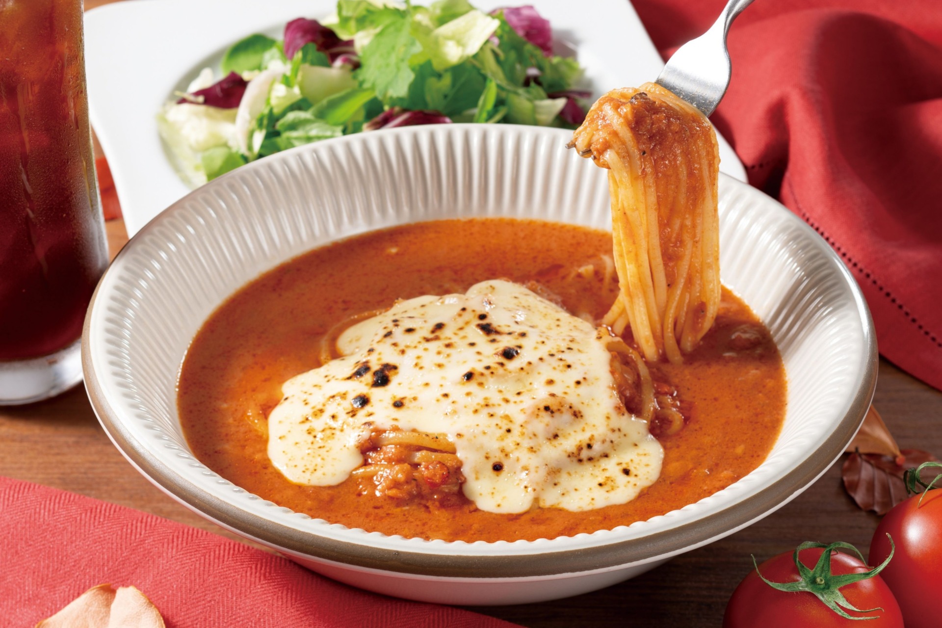 「炙りチーズソースのボロネーゼスープパスタ」（単品・1408～1590円）