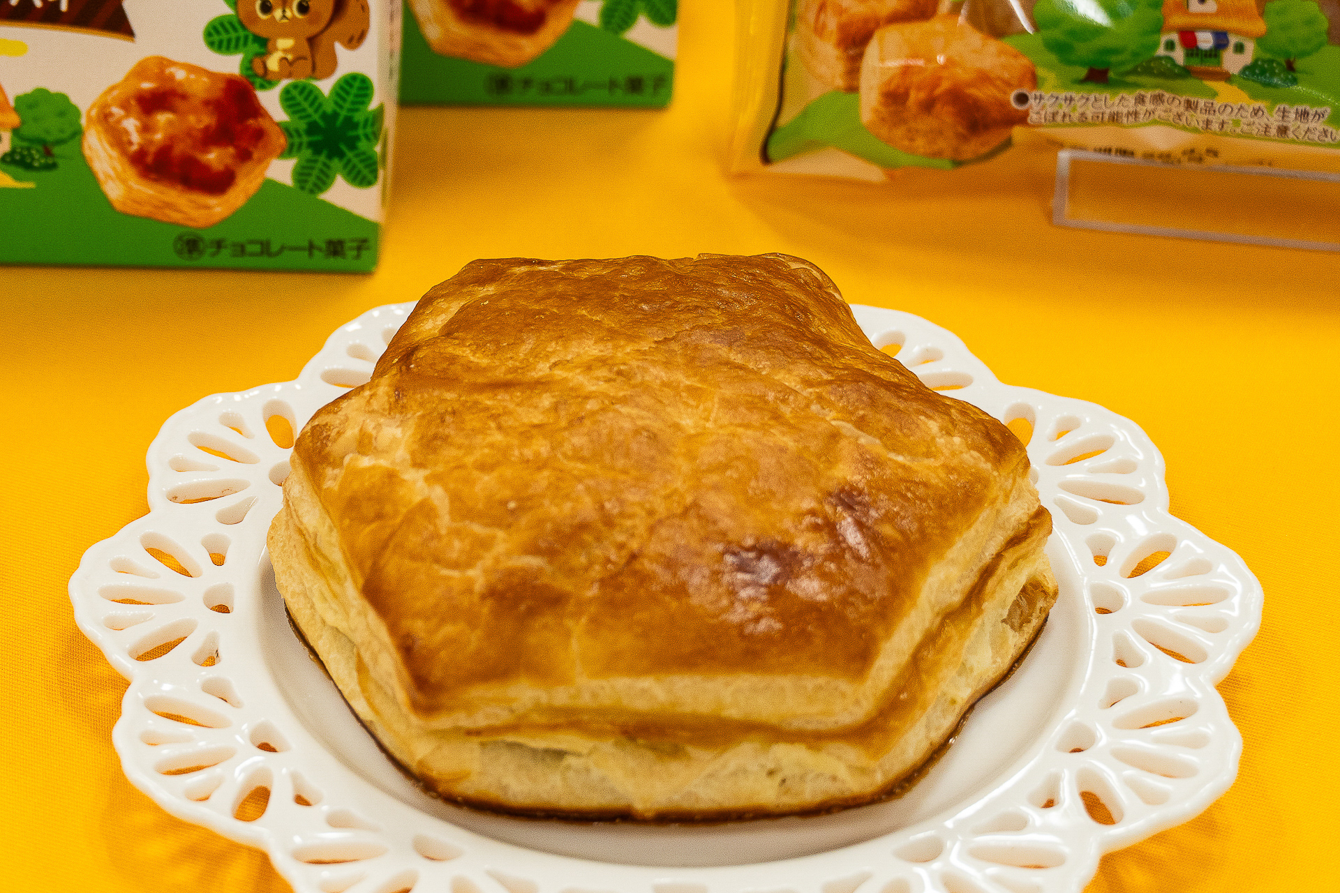 六角形のデニッシュ生地に、なめらかなチョコを包んだ