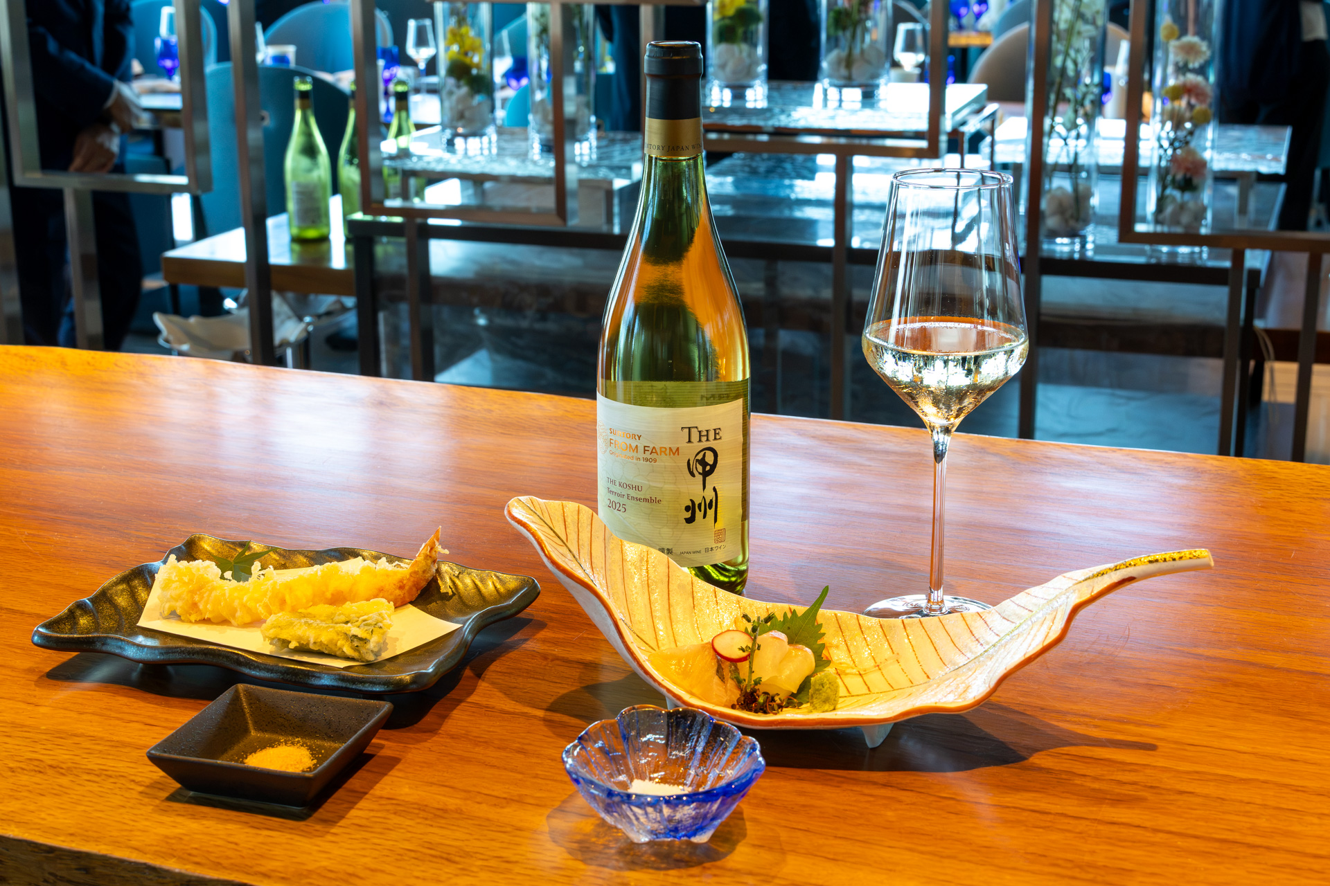 試飲で用意された料理と「THE 甲州 テロワールアンサンブル」