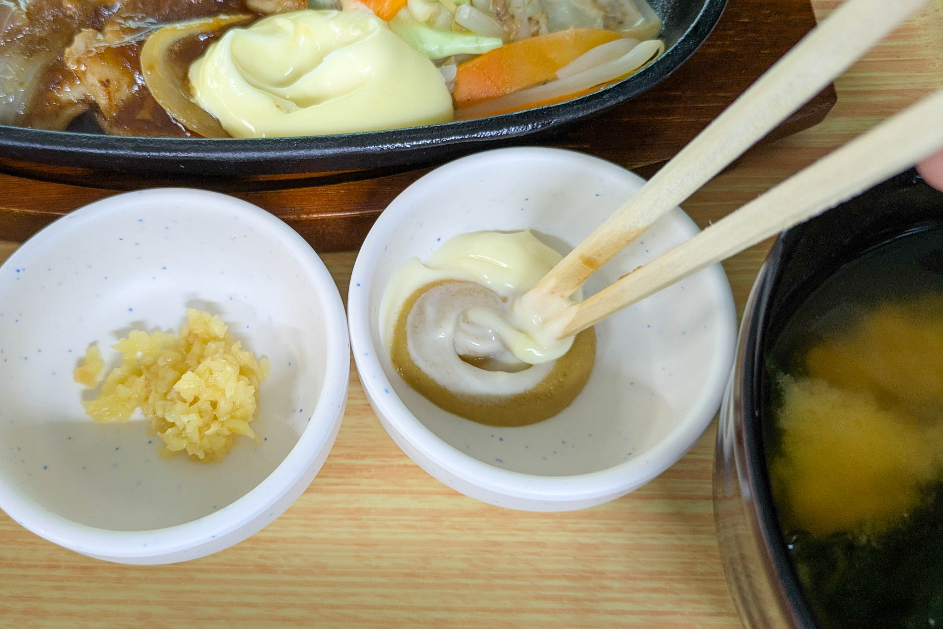 左が「塩だししょうが」、右がからしにマヨネーズを混ぜたところ