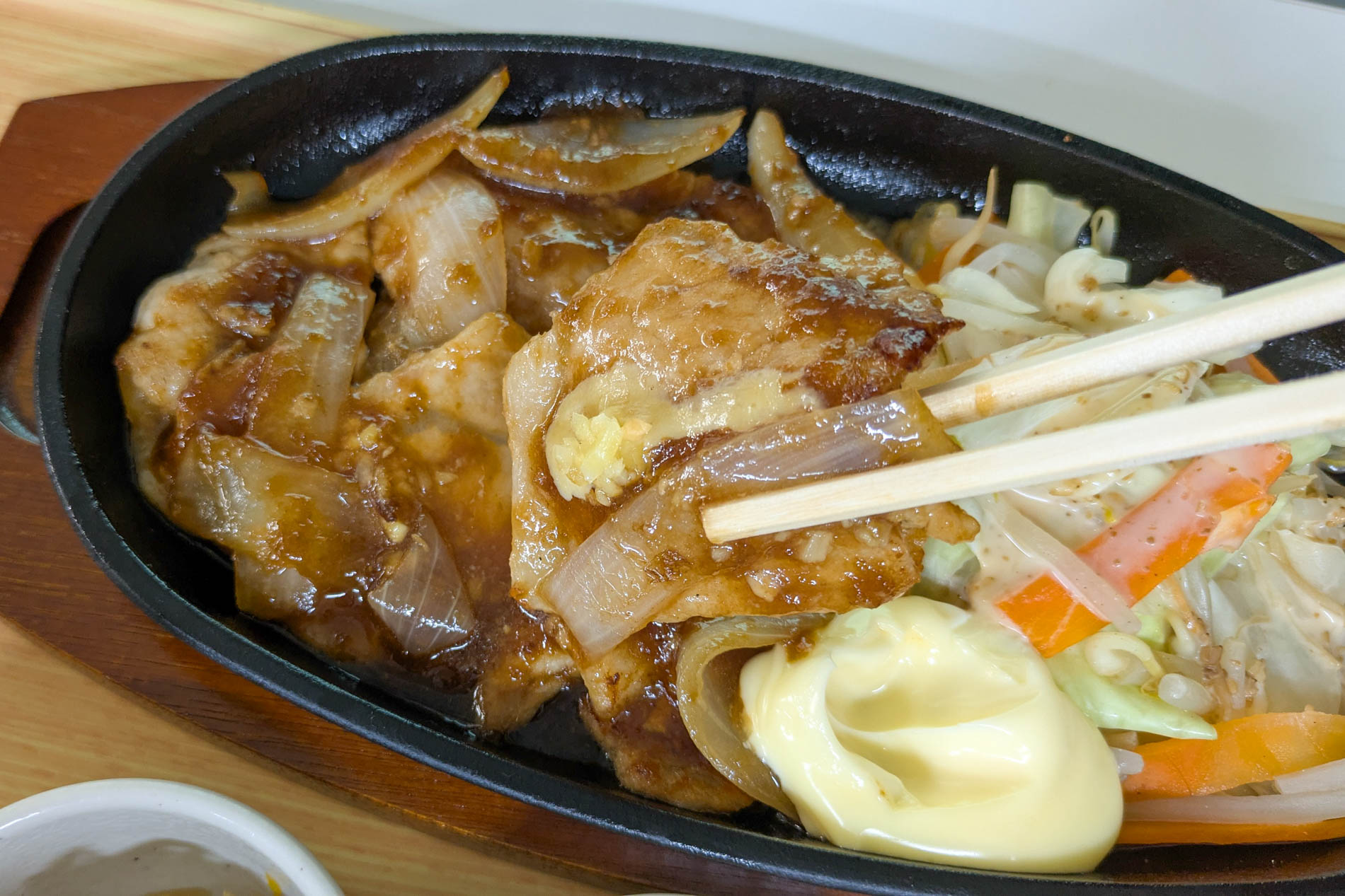 からしマヨに「塩だししょうが」を添えるとまた味わいが変化！