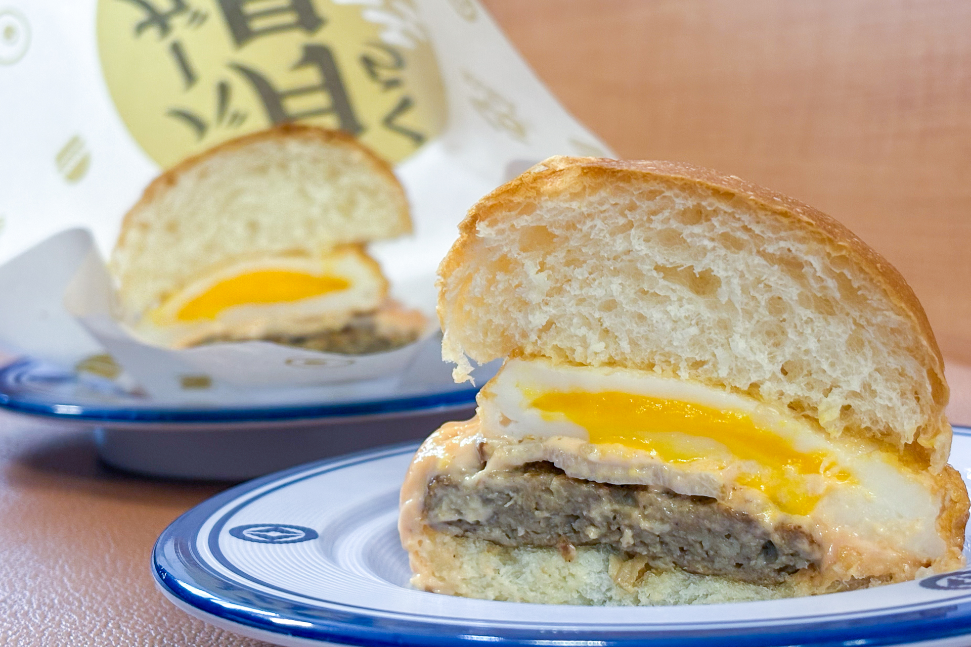 月見バーガーの断面。ジューシーに揚げたベーコン、黄身ソースなどが食欲をそそる