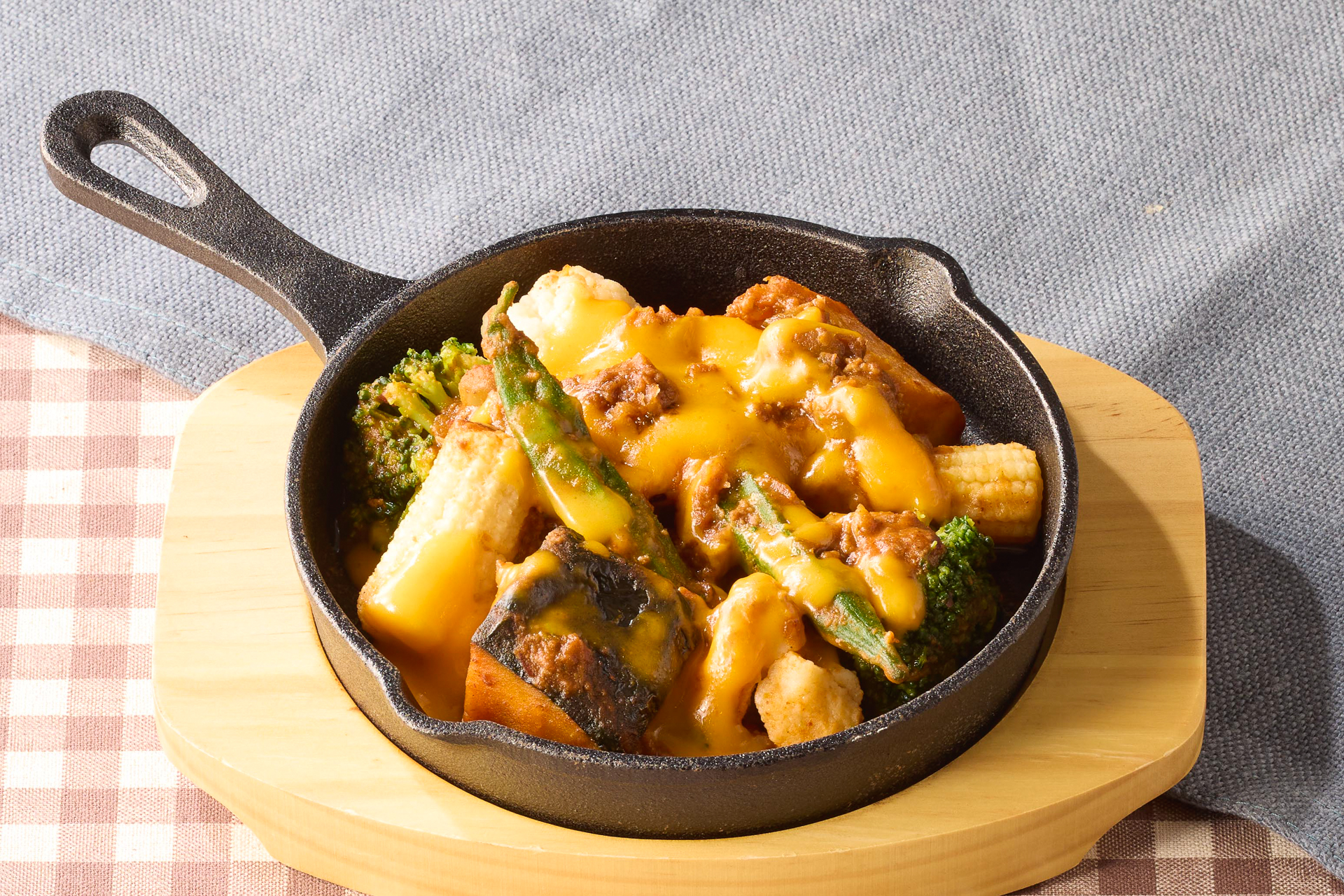 「彩り野菜とチリコンカンのチーズ焼き」（495円）
