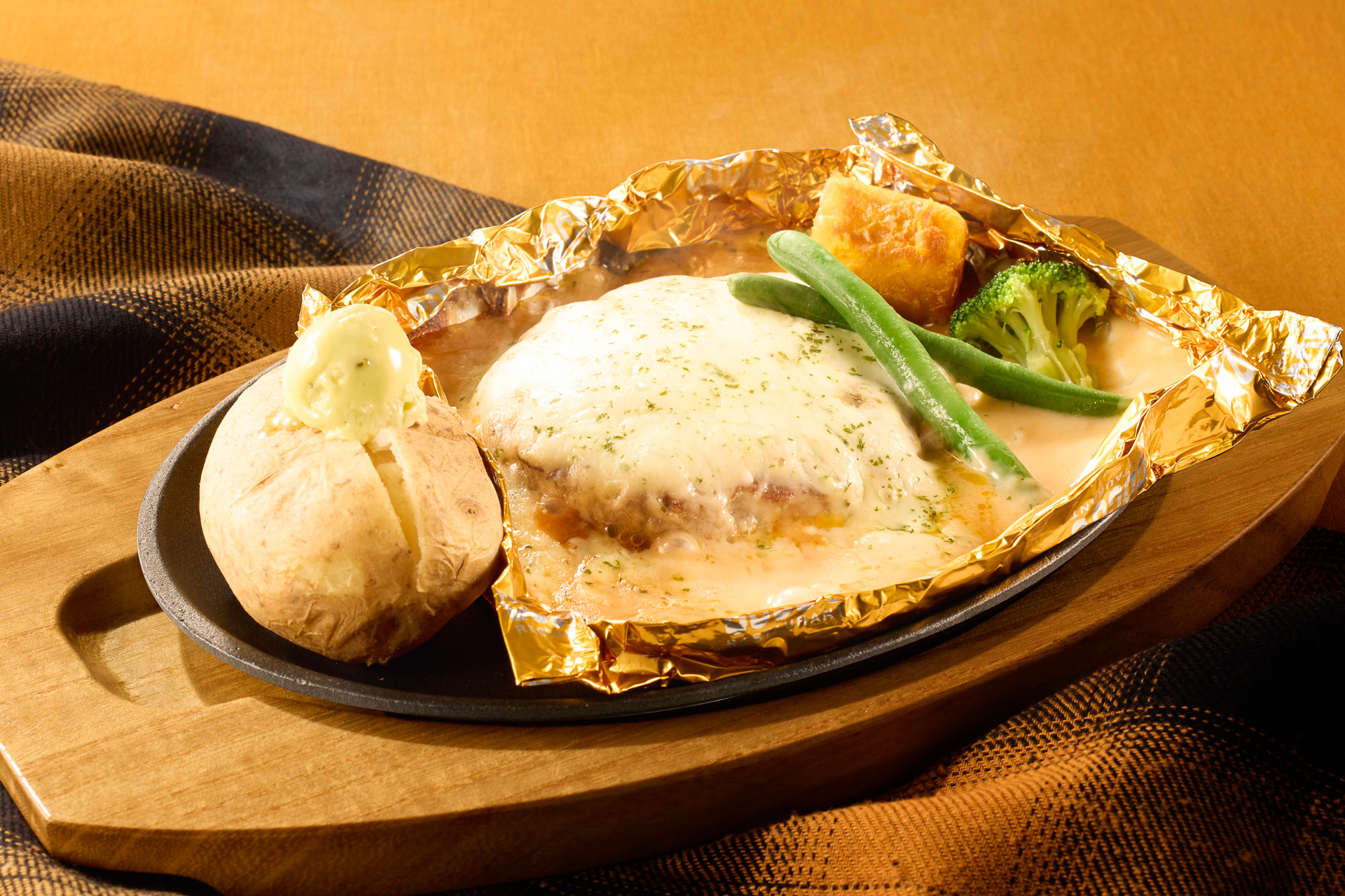 ココス「7種チーズのフォンデュ風包み焼きハンバーグ」