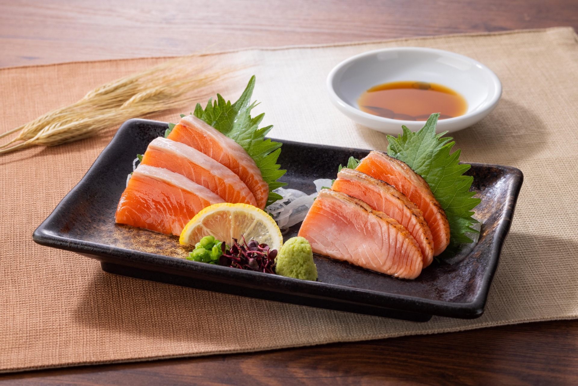「みやぎサーモンの刺身と塩たたき」（1089円）