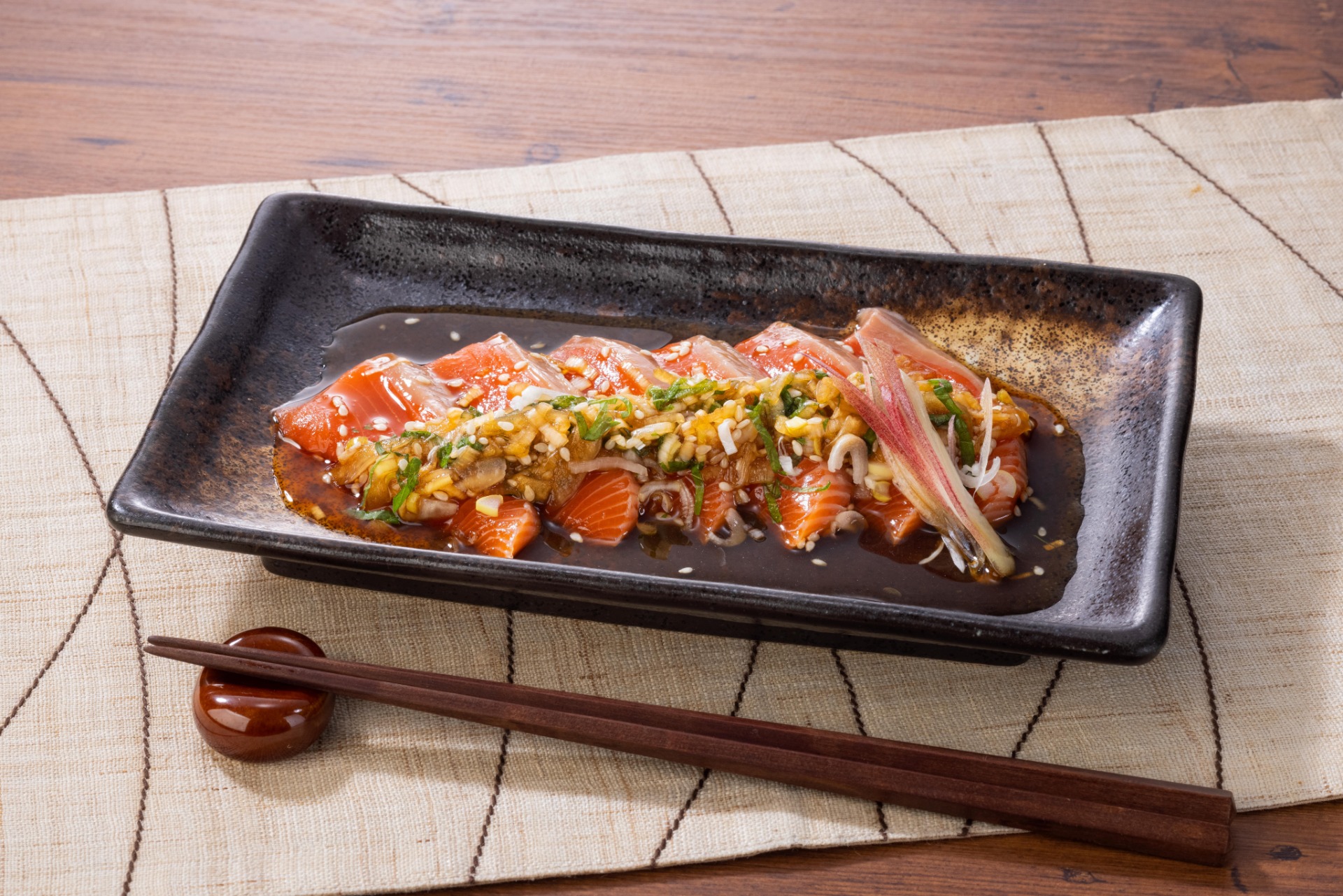 「みやぎサーモンの香味和え」（1089円）