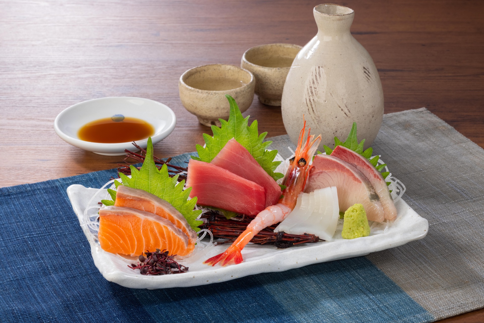 「刺身盛合わせ」（1639円）