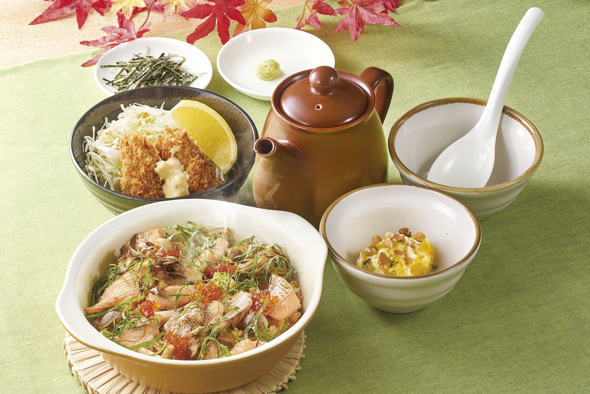 「炙り鮭はらすといくらの出汁茶漬け膳（かぼちゃサラダつき）」（写真は特別セットのおつまみカキフライ）
