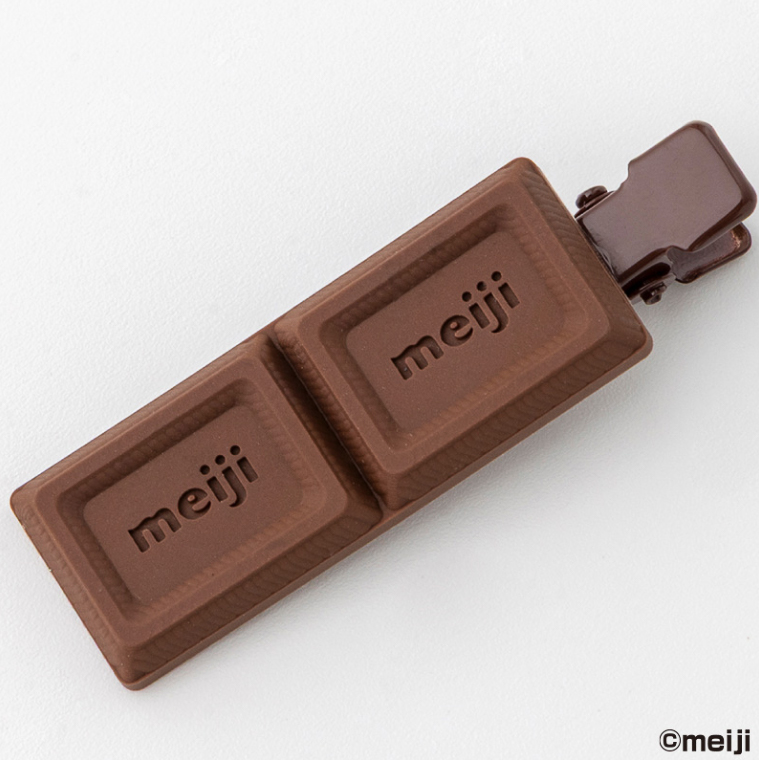 チョコが2個付いたキュートなクリップ。髪留めのほか紙などにも使える