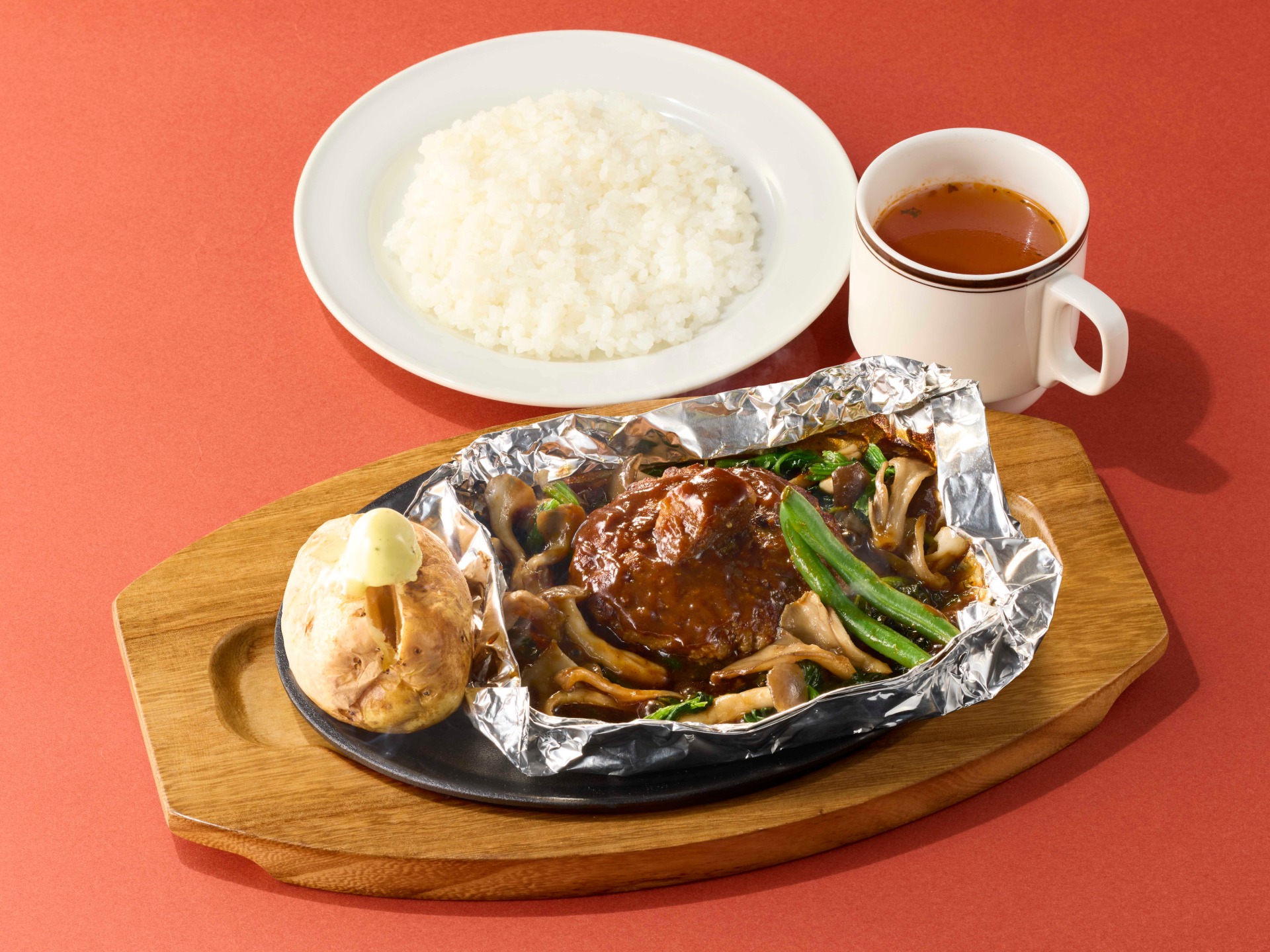 「2種きのことほうれん草の濃厚ビーフシチュー包み焼きハンバーグランチ 110g」（1199円）