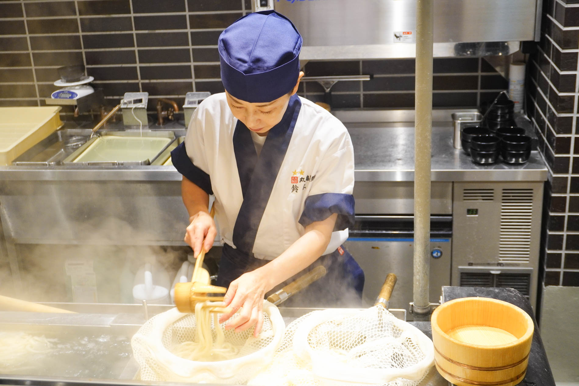 釜で茹でている麺をチェック