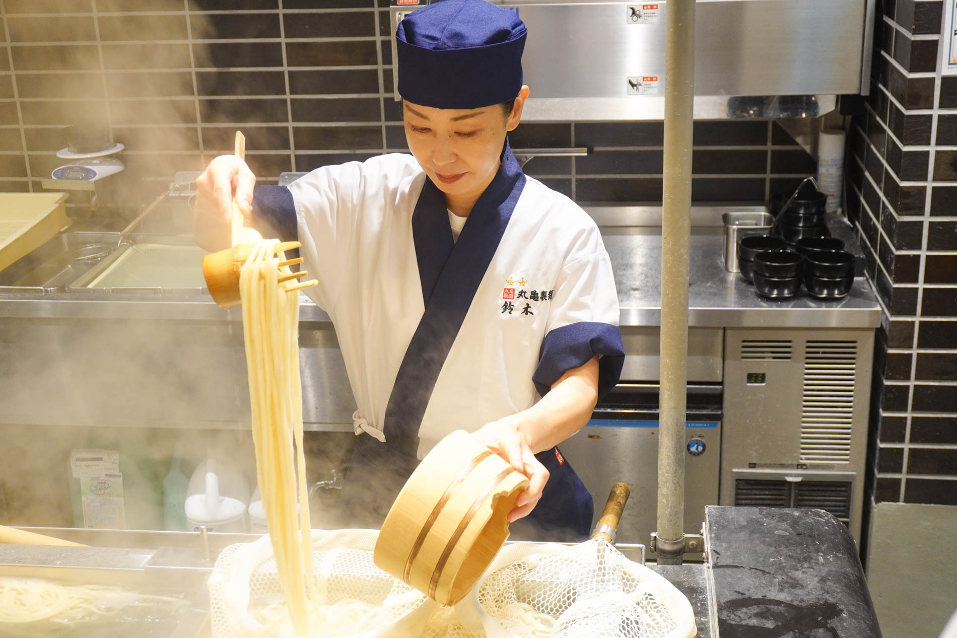 柔らかさを確認し、釜抜き麺用の麺を引き上げ