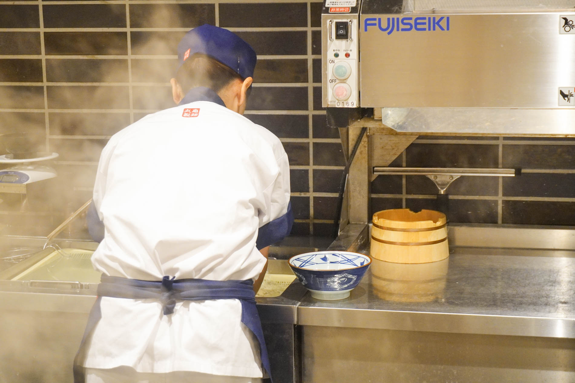 水で洗って麺を締める