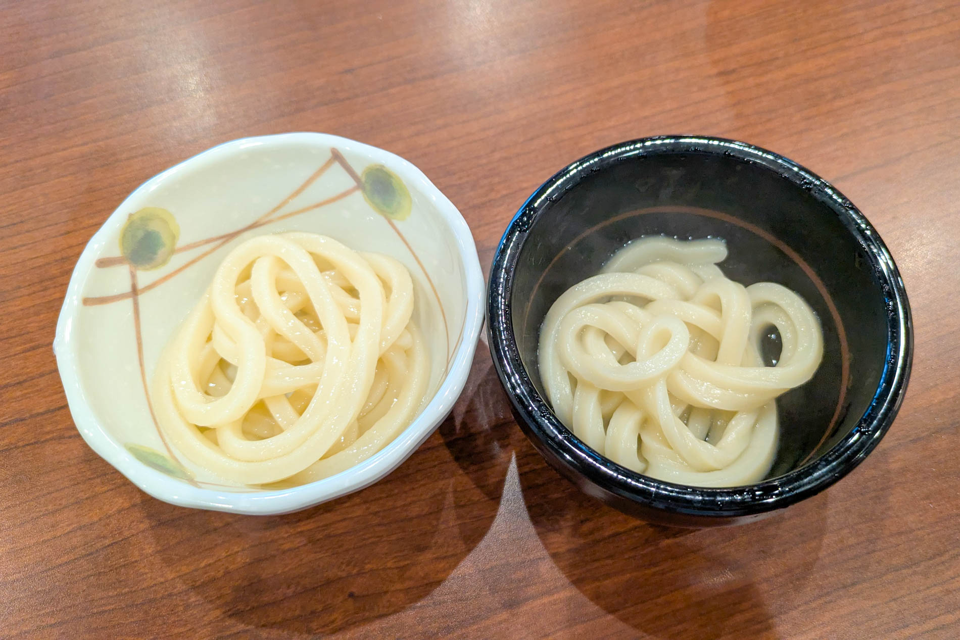 試食用の釜抜き麺（右）、締めた麺（左）