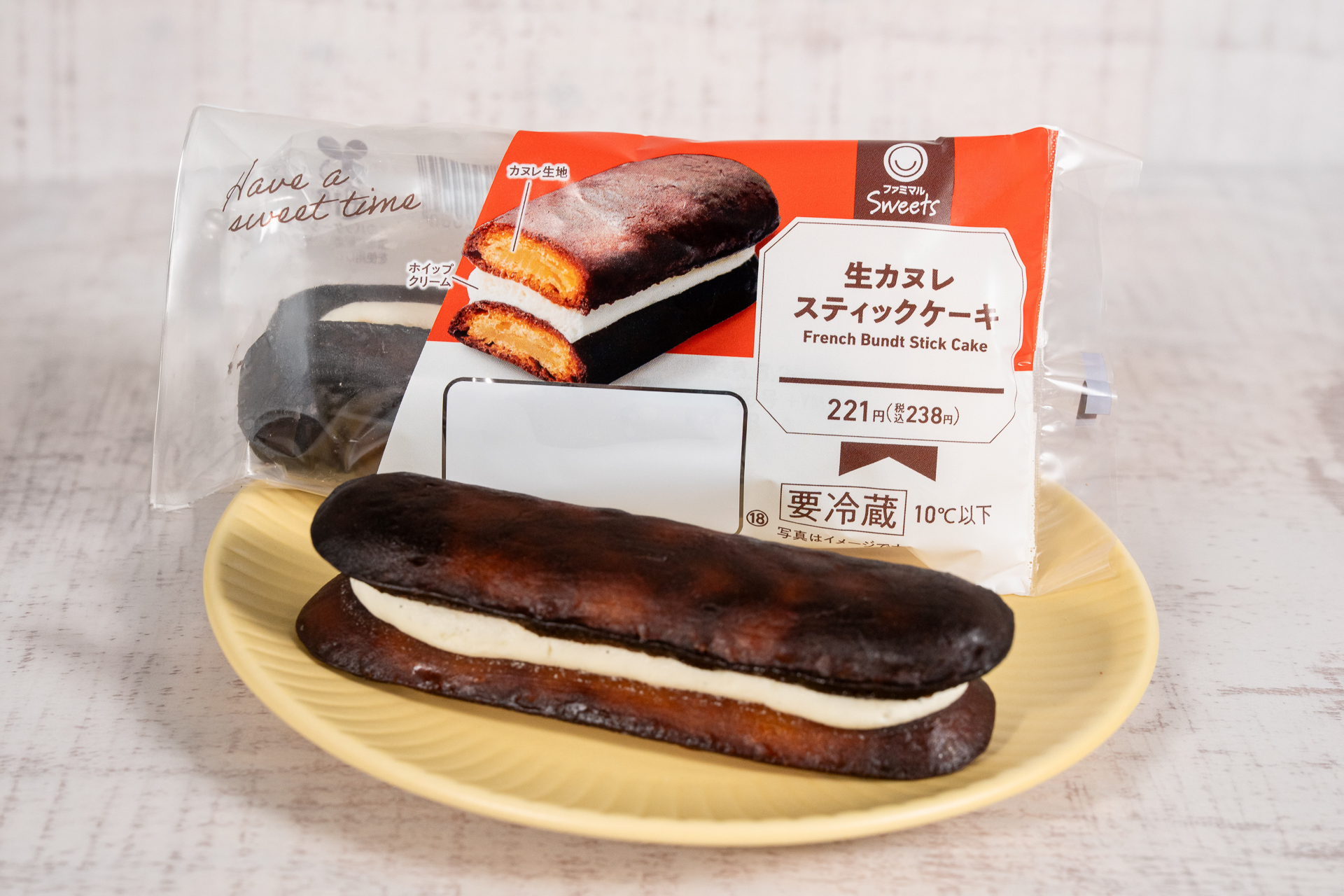 ファミマ「生カヌレスティックケーキ」
