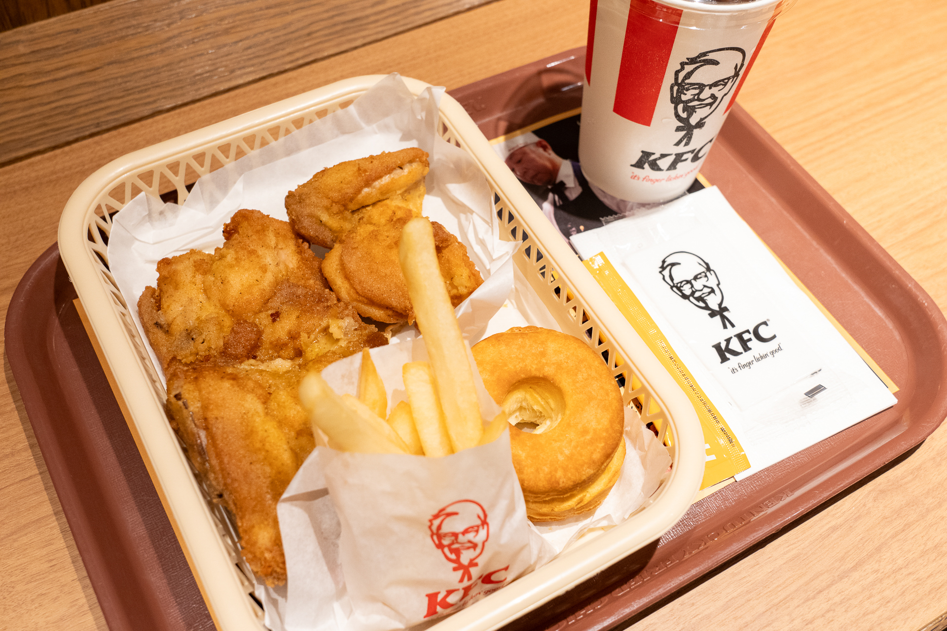 揚がったばかりの、きつね色に輝くオリジナルチキンをいただいた