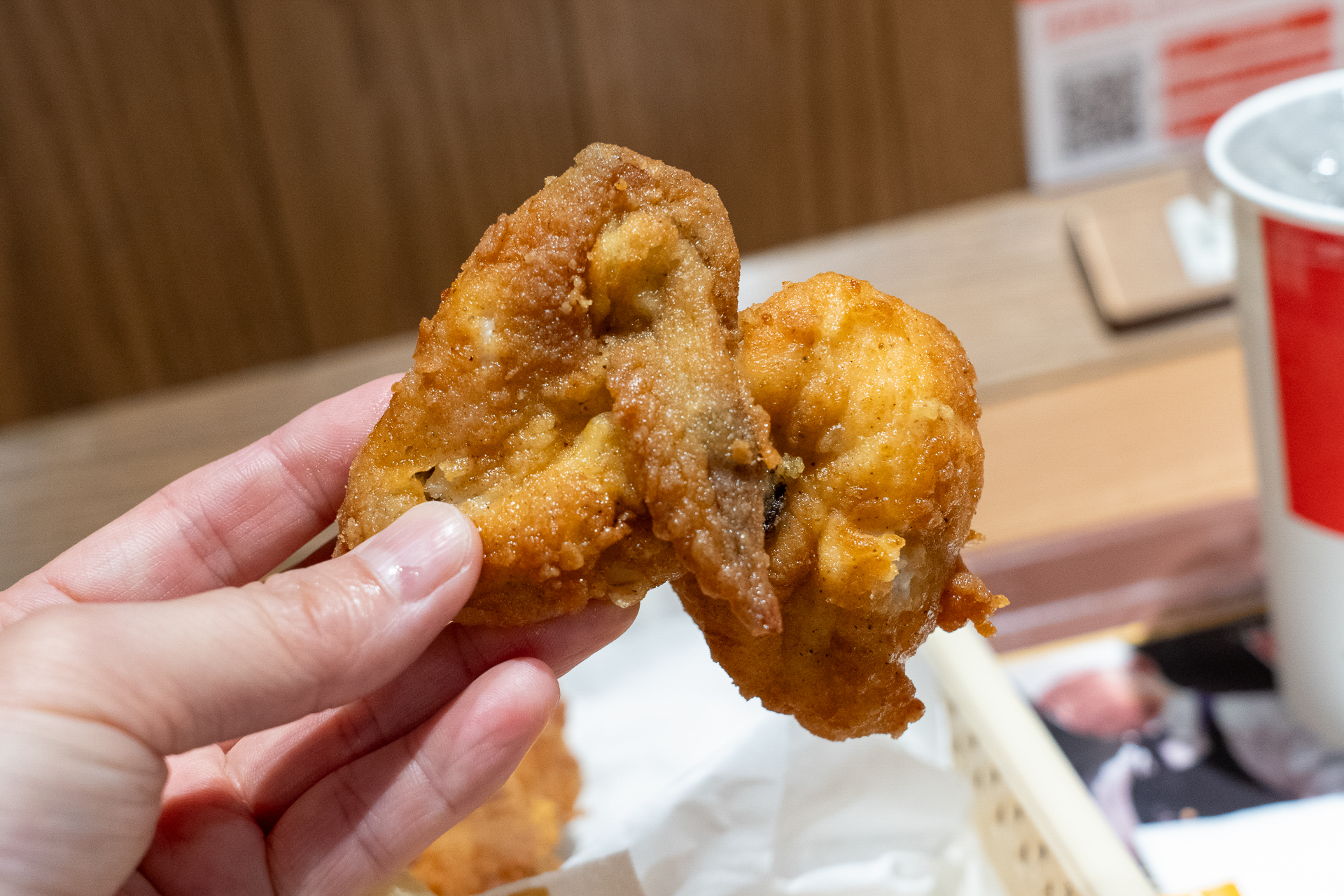 こちらが“あぐらを組んだ”手羽の部分「ウイング」
