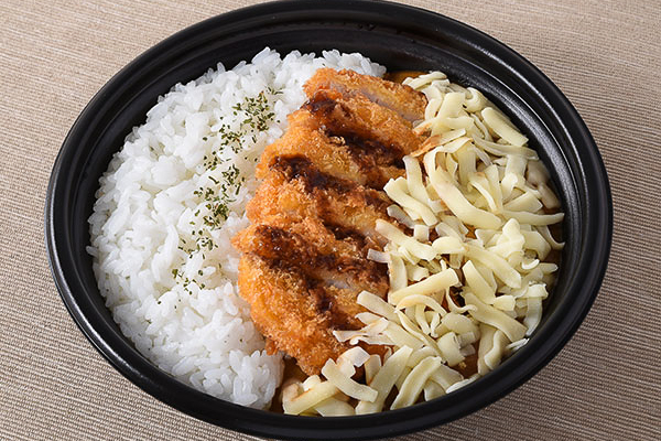 「スパイス香る！ロースかつカレー（チーズのせ）」（645円）