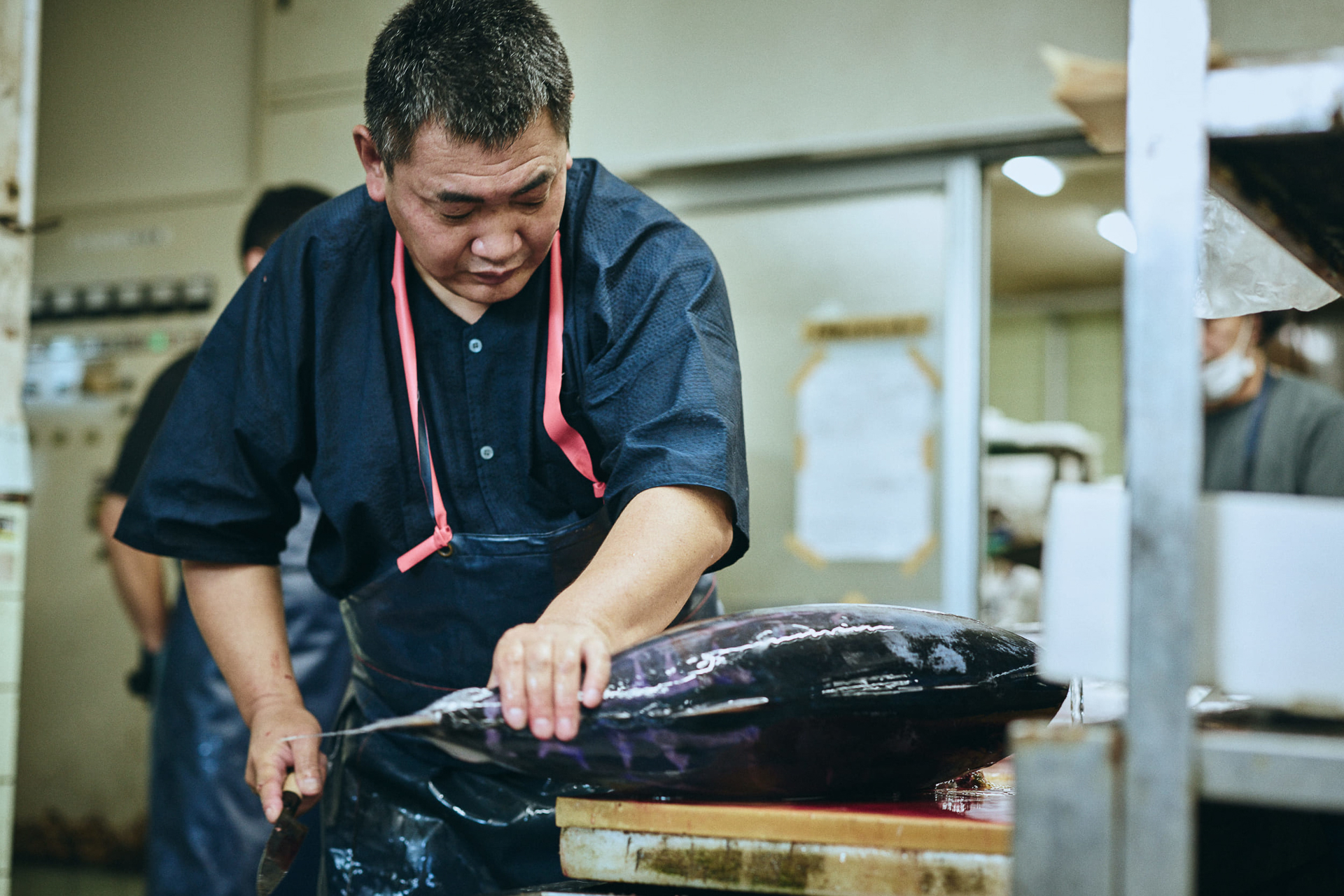 魚を仕立てる様子（サスエ前田魚店）