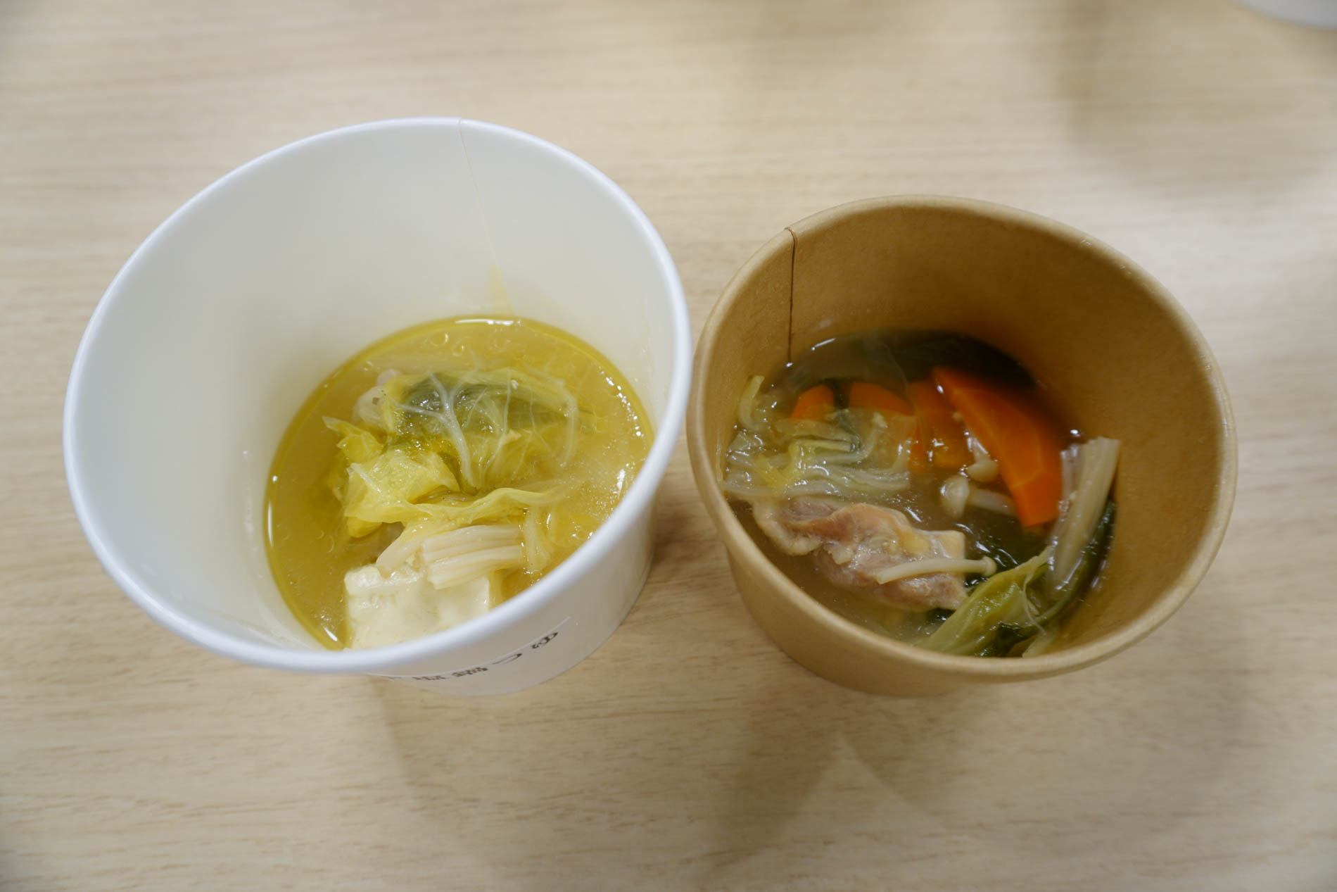 ゆず塩鍋つゆの食べ比べ。左が独自技術アリ、右がナシ