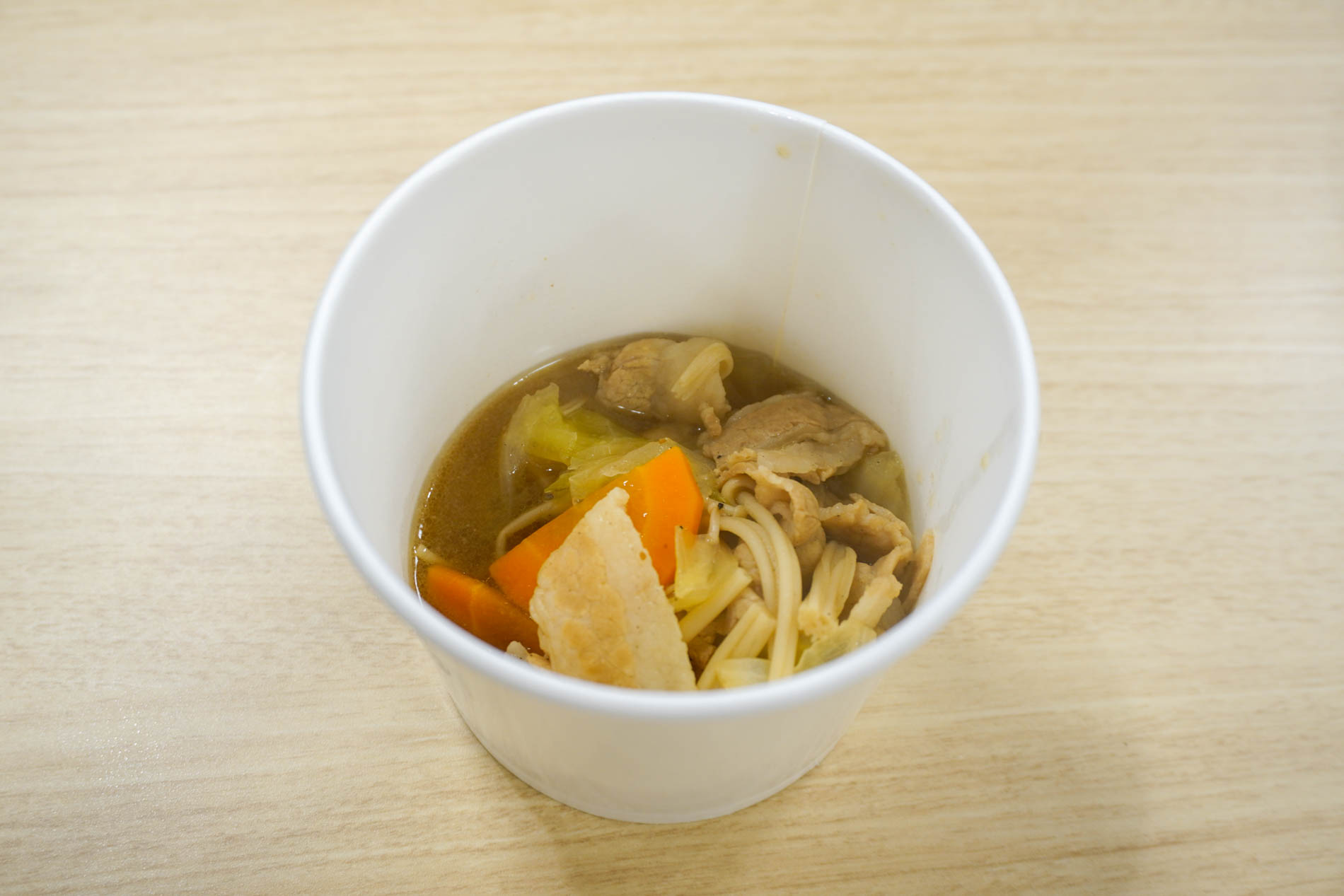 会場での試食。左上から時計回りに「コクうま牛だし醤油鍋つゆ」「香ばしにんにく味噌鍋つゆ」「鶏うま塩鍋つゆ」「手摘み花椒の四川式ごま担々鍋スープ」
