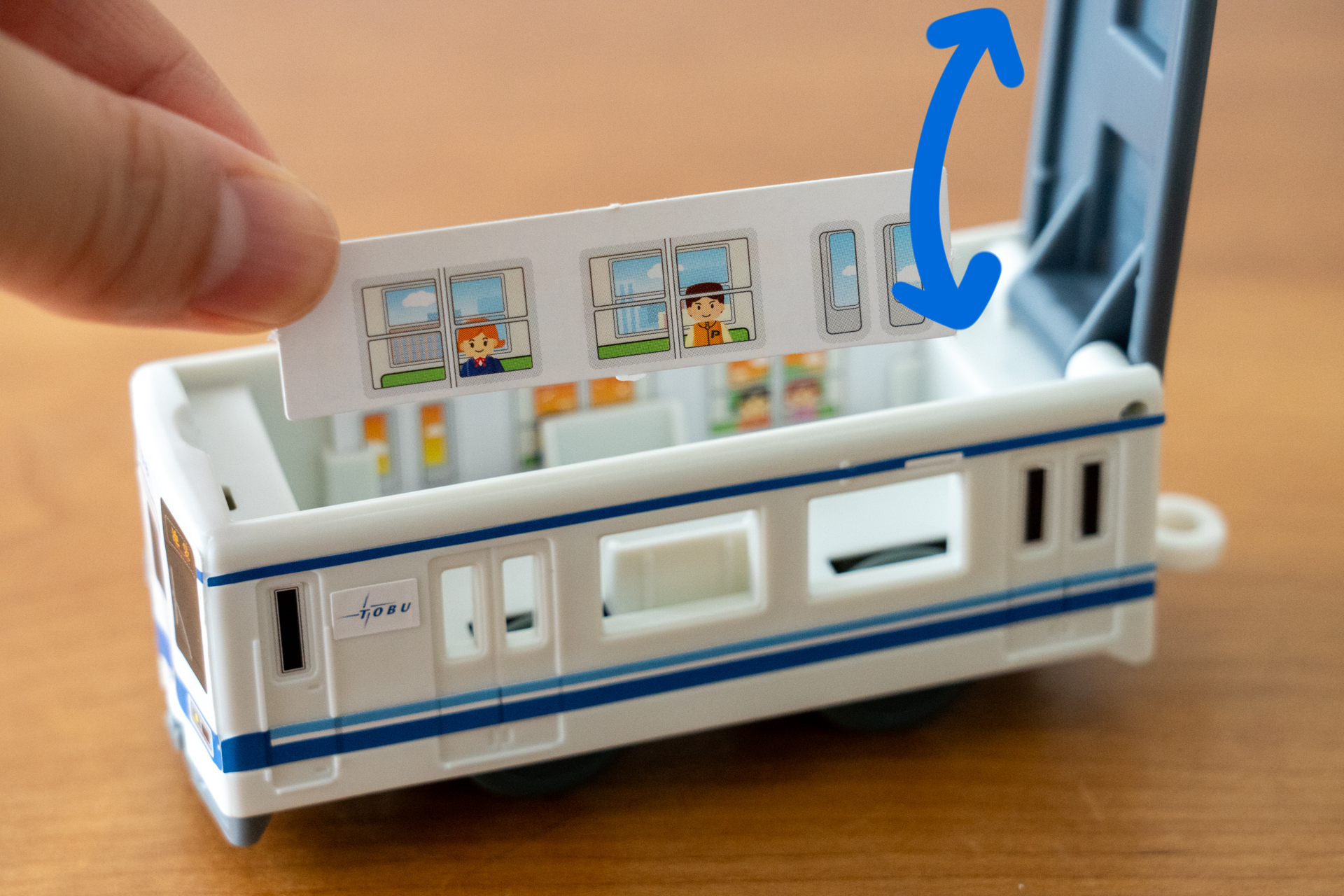 屋根を開けて車内のカードを裏返すと……