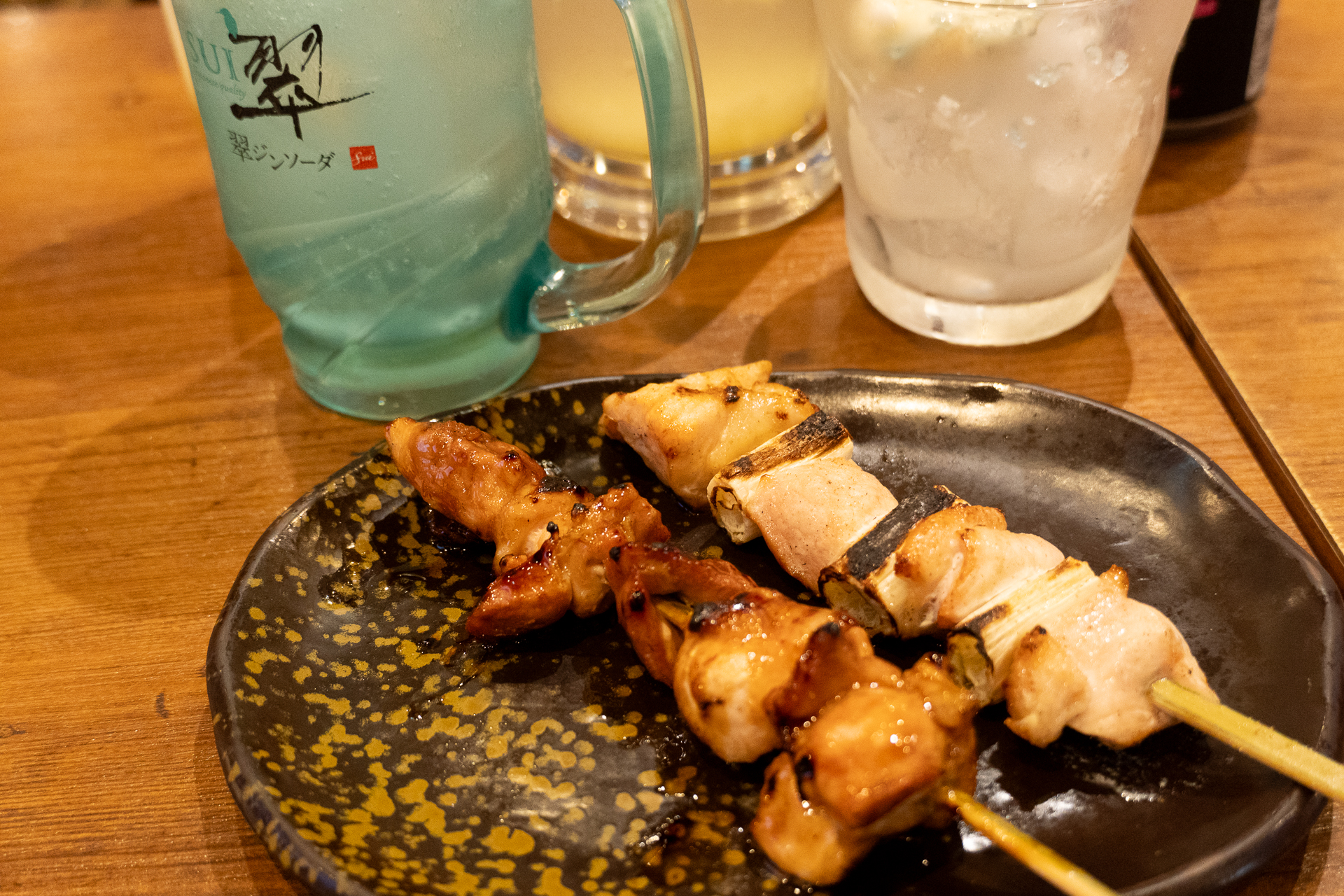 コラボメニューと一緒に楽しめる定番焼き鳥。肉厚で上品な味わい