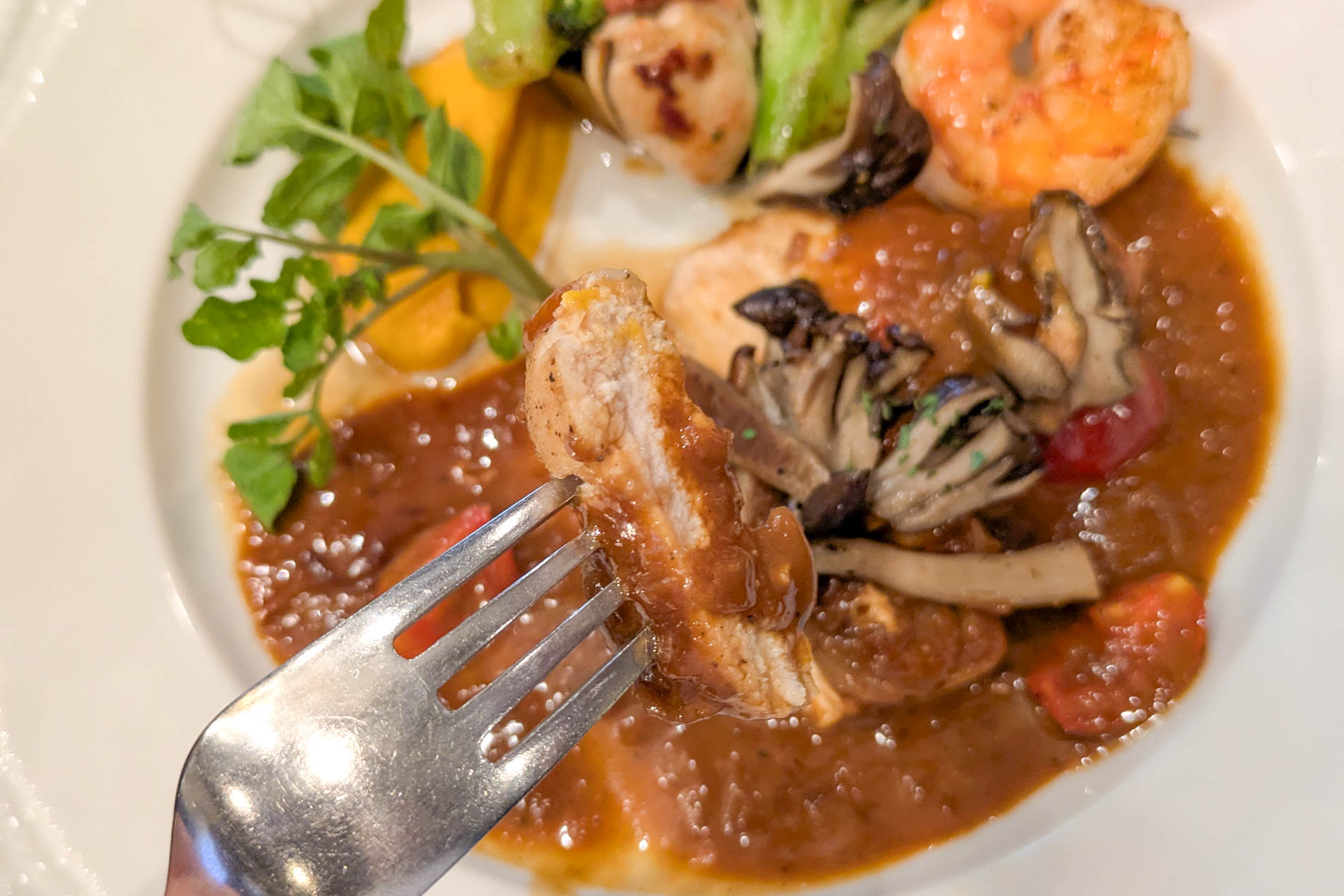 鶏胸肉が驚くほど柔らかく、爽やかなシャスールソースが合う