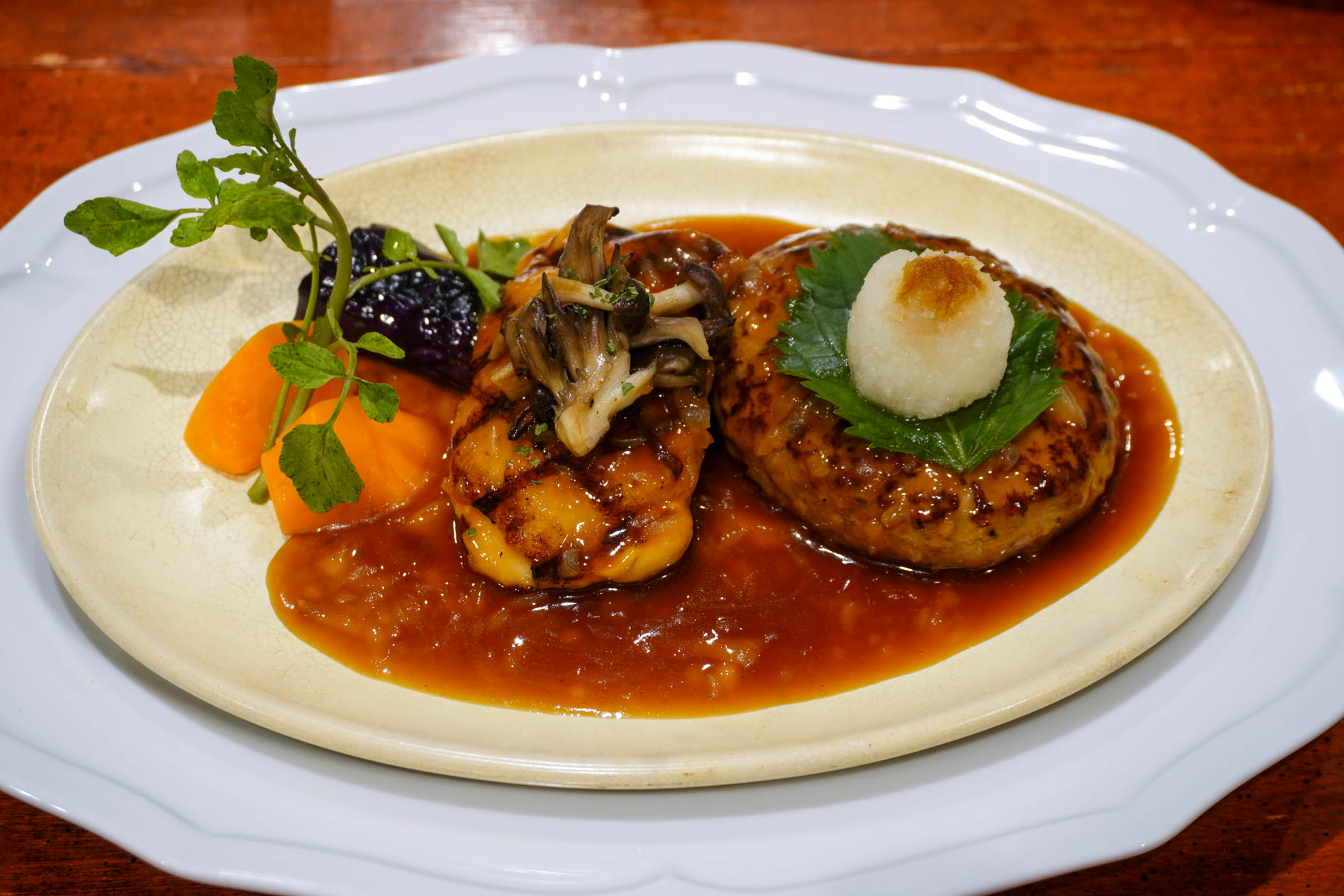 黒×黒ハンバーグとチキンのコンビネーショングリル 和風照り焼きソース