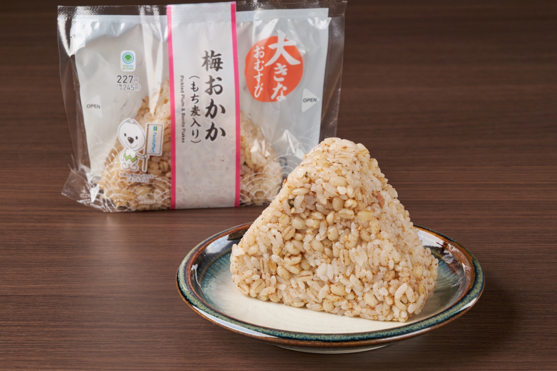 「大きなおむすび 梅おかか（もち麦入り）」（245円）
