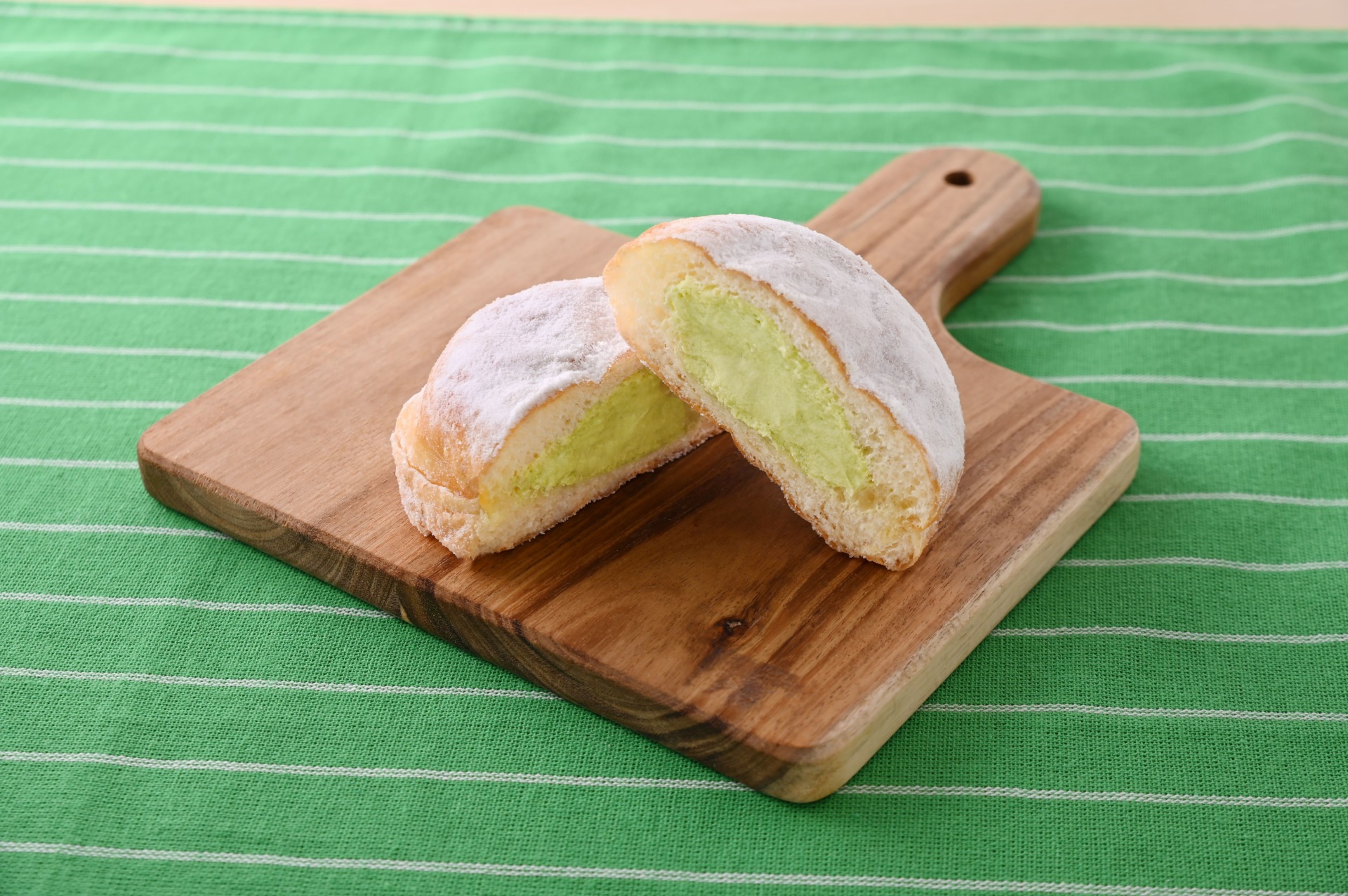 「玉林園監修 抹茶ホイップドーナツ（グリーンソフト風味）」（160円）