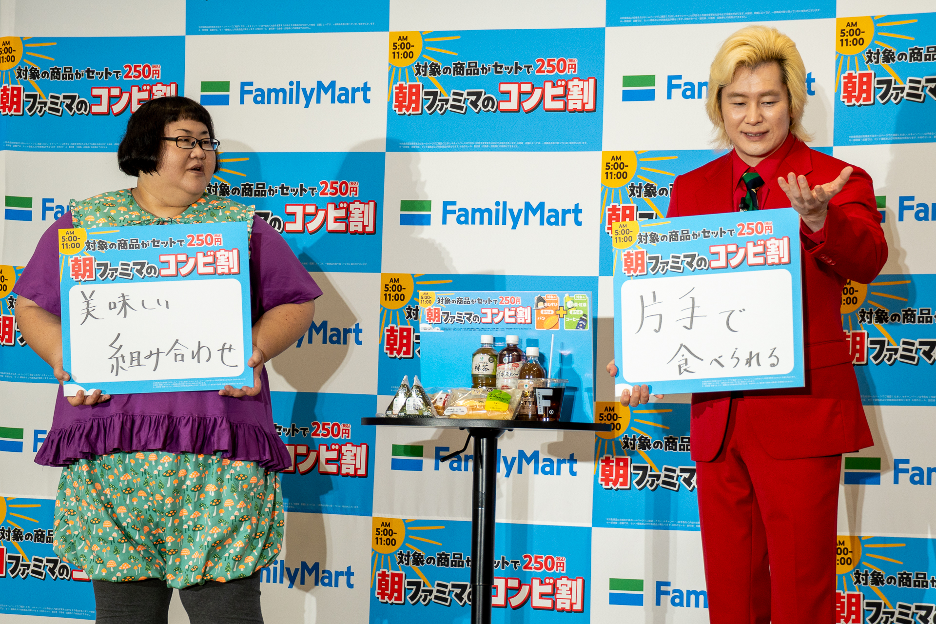 フリップを持ち推しコンビについて語る2人