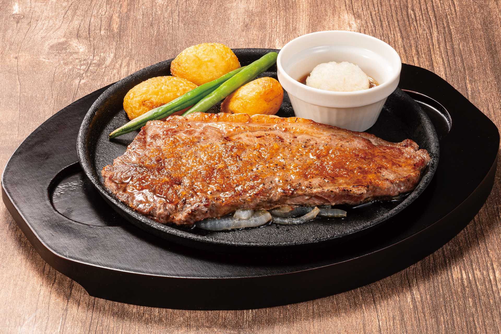 「サーロインステーキ〈約160g〉～選べる4種のソース」（2849円）