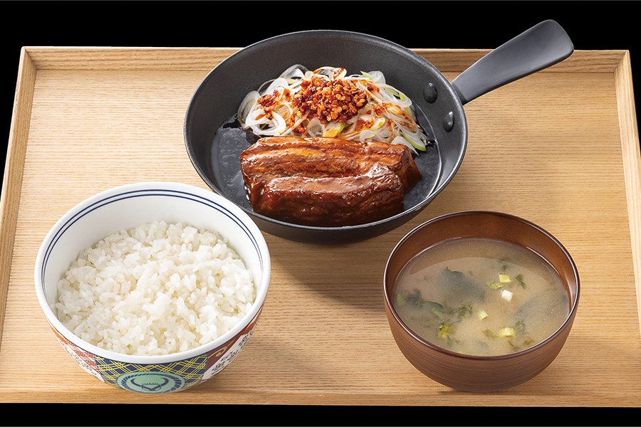 「厚切り豚角煮定食」（店内1207円）